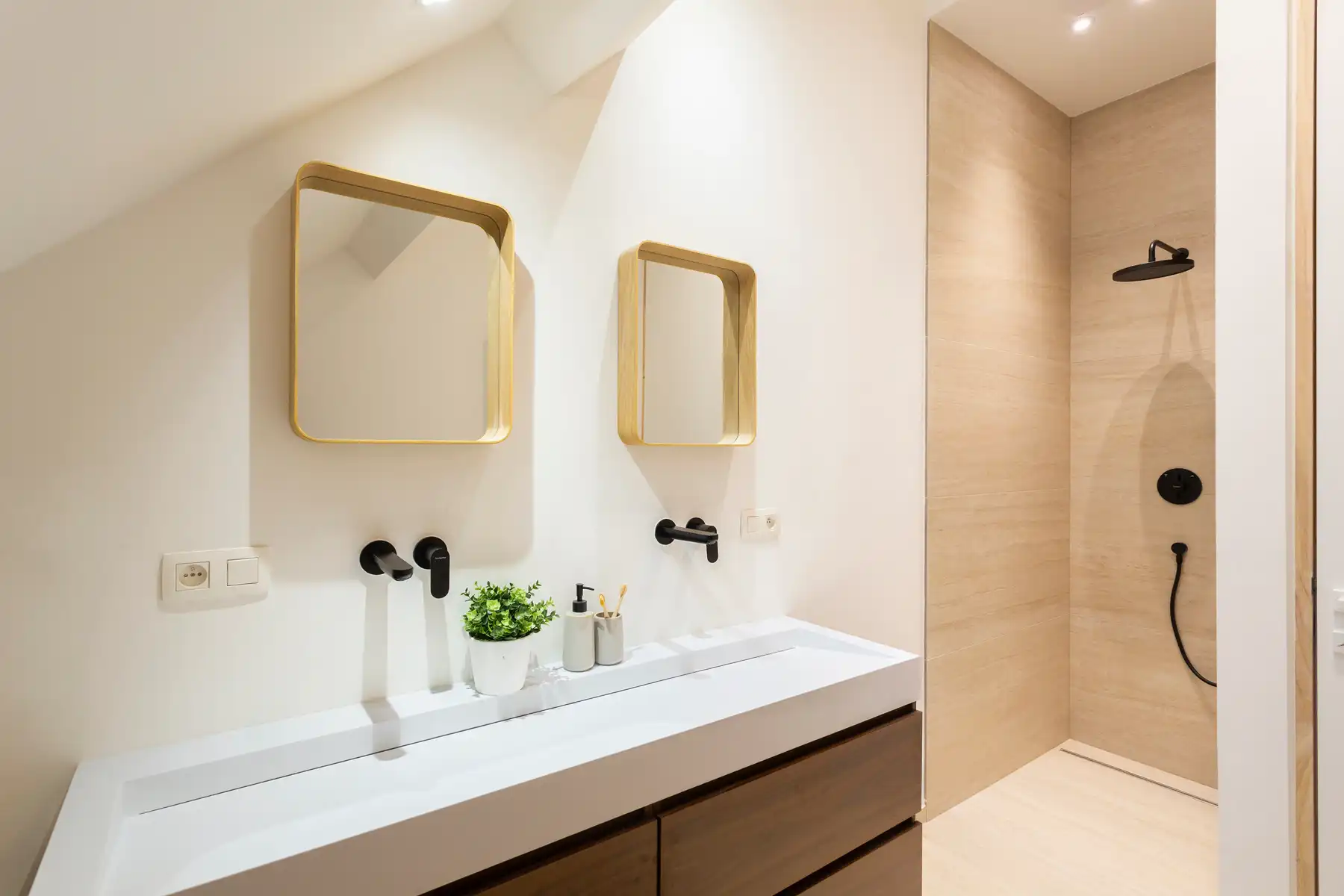 Gerenoveerd duplexappartement met terras in Markgravewijk foto 6