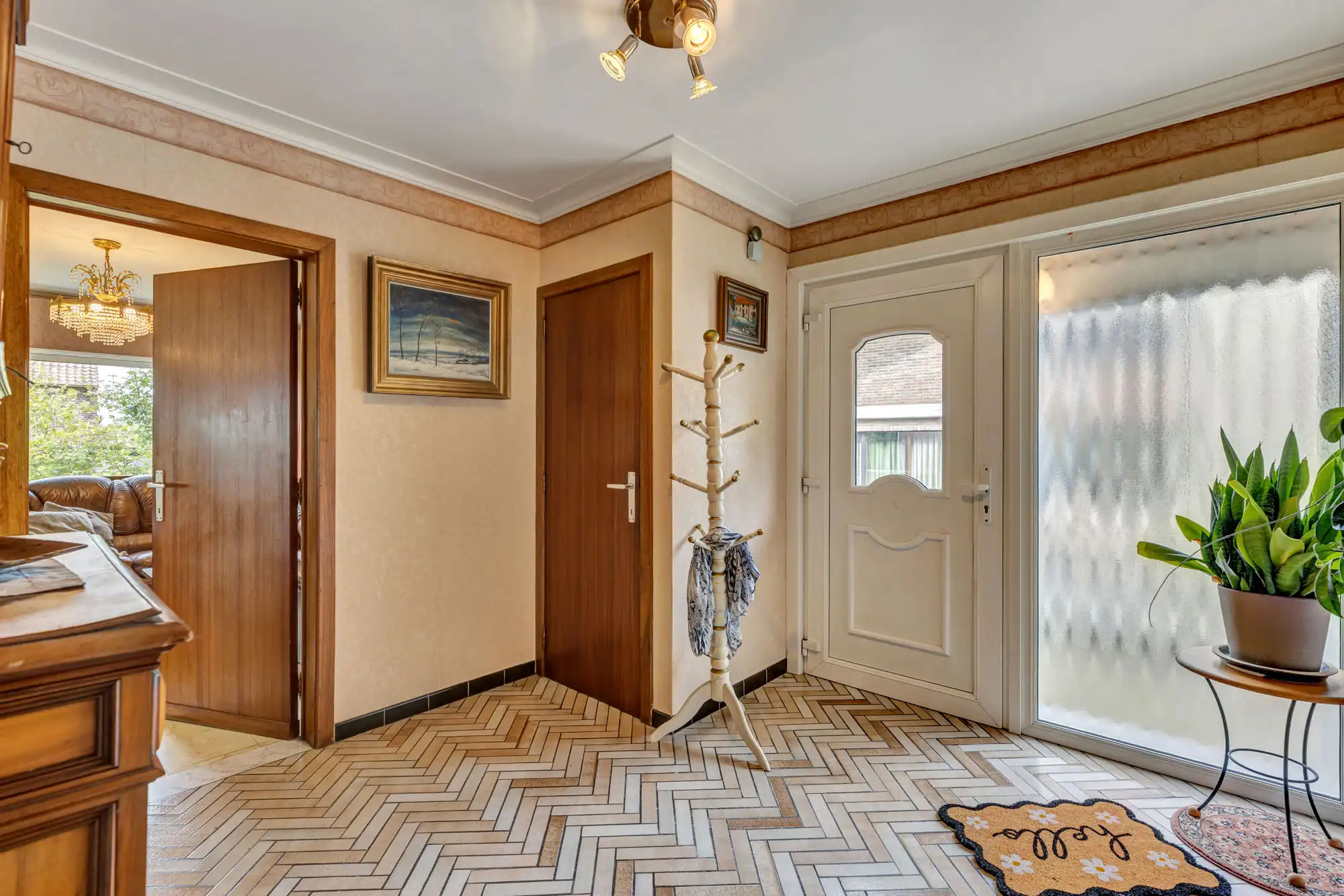 Ruime bungalow met uitzonderlijk potentieel op toplocatie foto 3