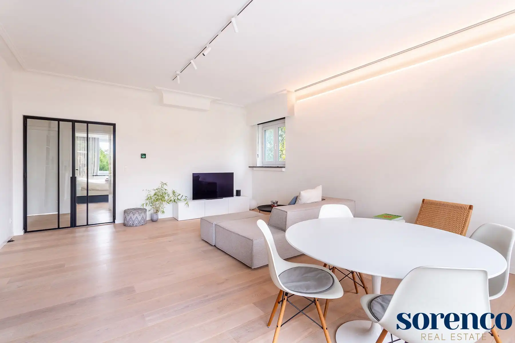 Wilrijk - Gerenoveerd en lichtrijk hoekapp.+ terras. foto 11