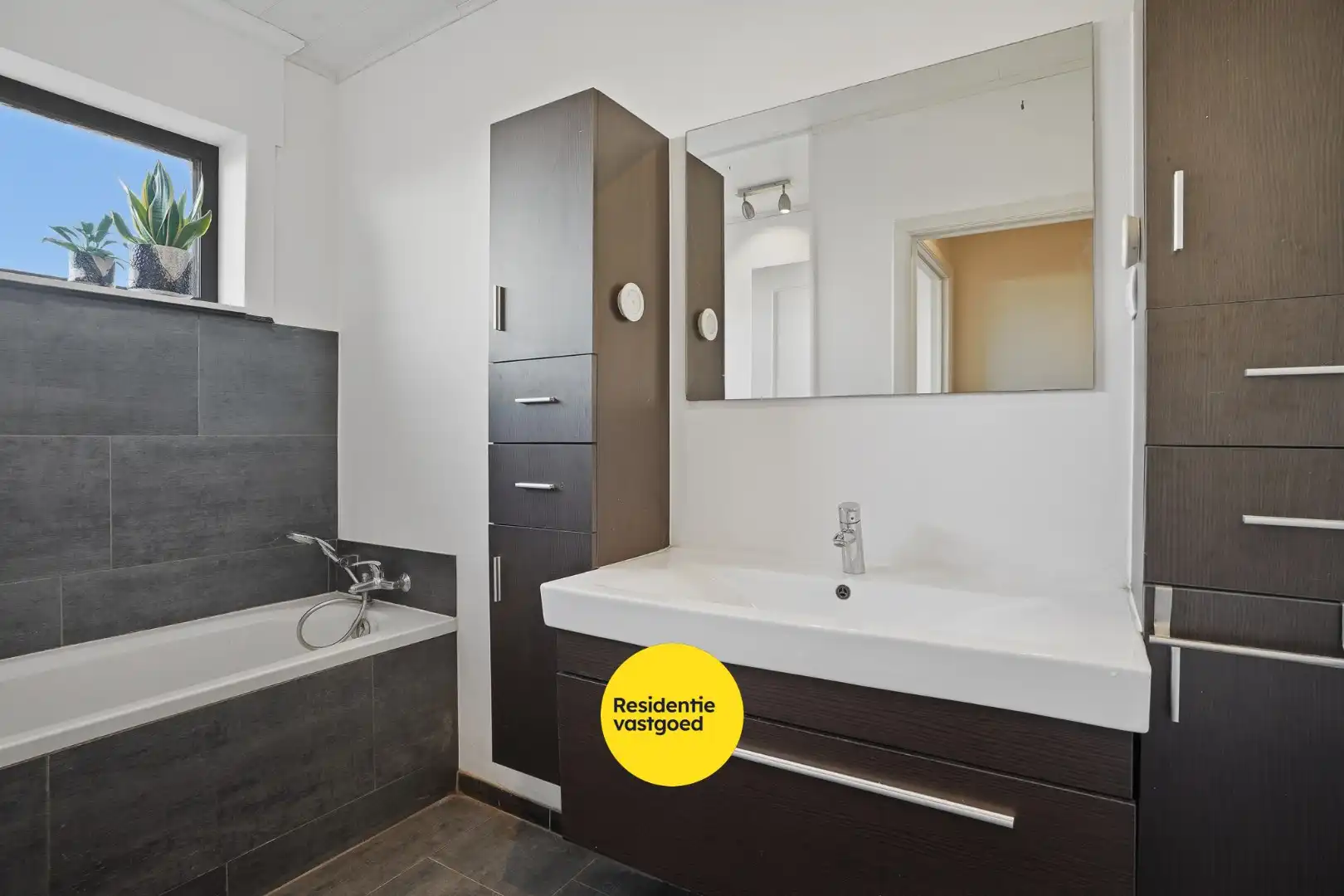 Ruime hoekwoning in het centrum van Eernegem foto 8