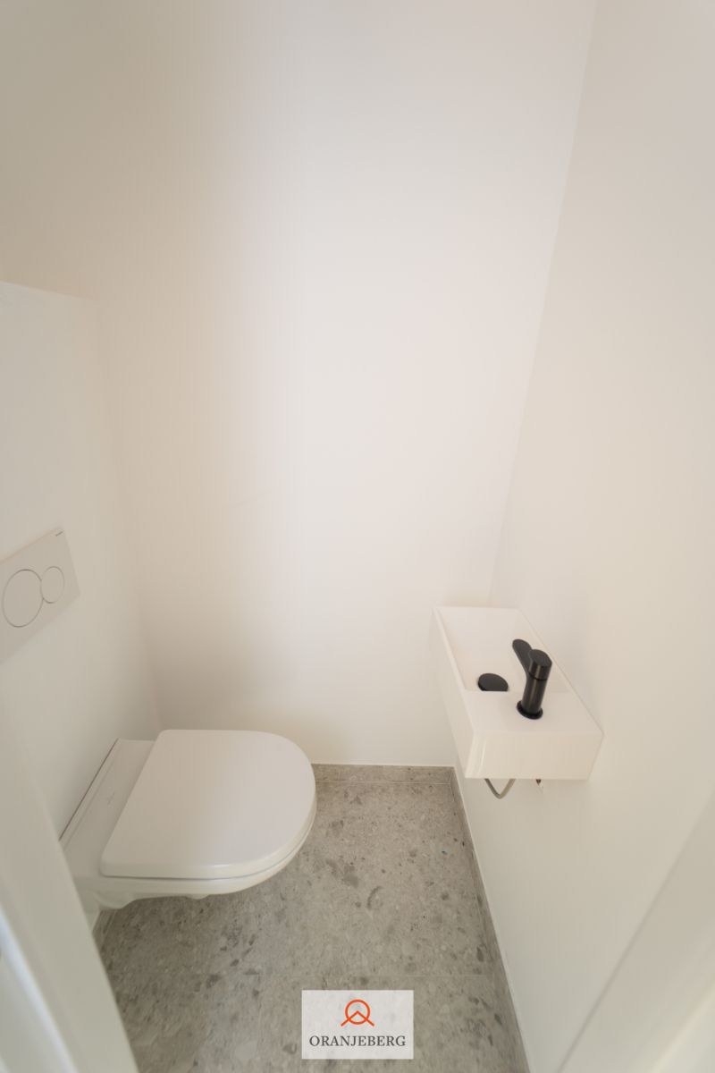 Lichtrijke handels-/ kantoorruime te koop te Sint-Amandsberg foto 9