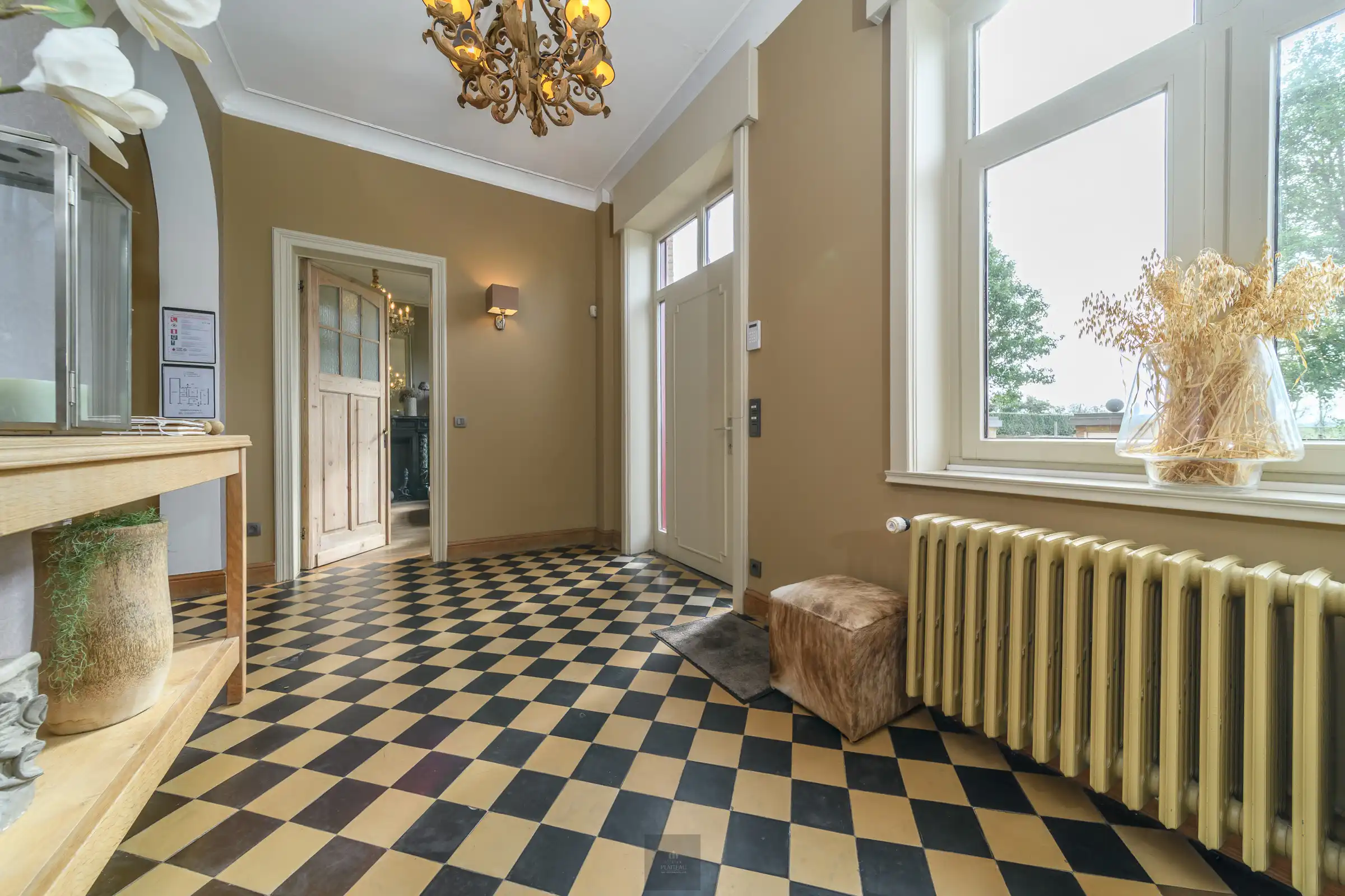 Historische grandeur en hedendaags comfort in een unieke pastorie te Stuivekenskerke. foto 8