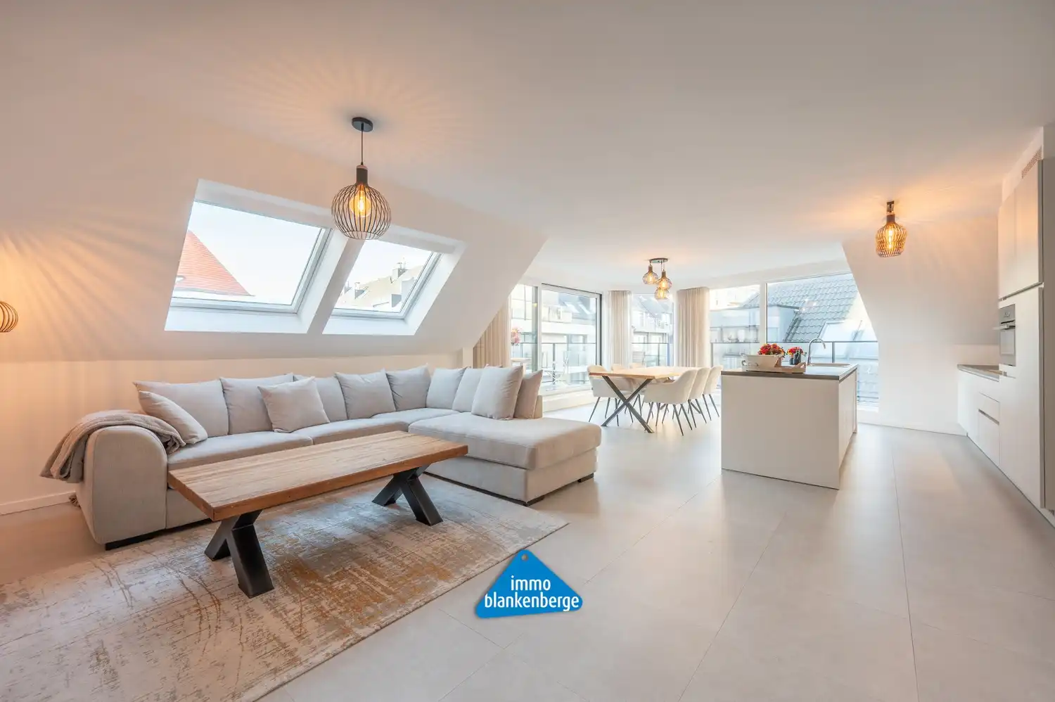 Gemeubelde exclusieve penthouse met garage, twee slaapkamers en terras foto {{pictureIndex}}