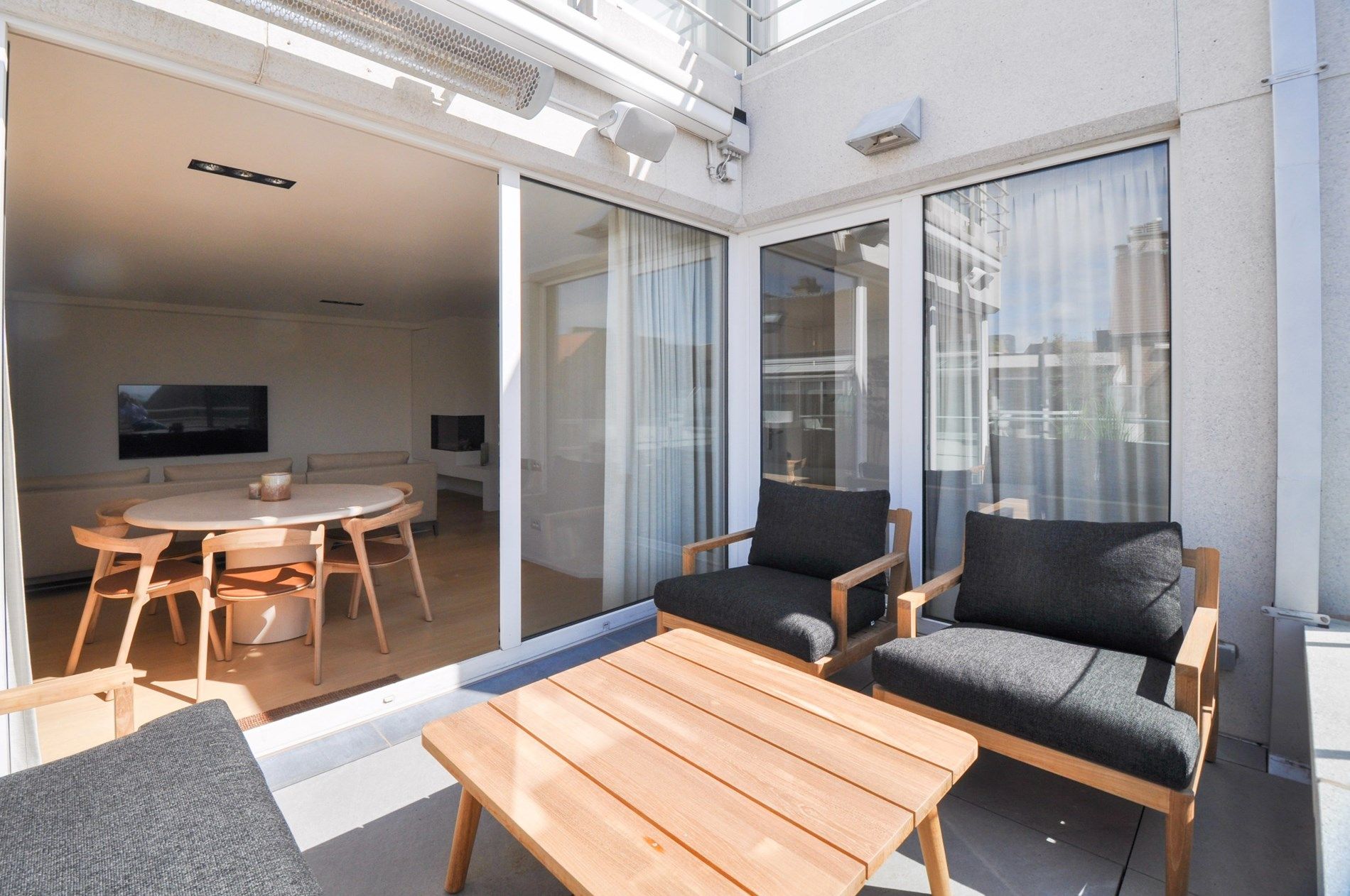 Appartement met zijdelings zeezicht en een ruim zuidwest gericht terras. foto 4