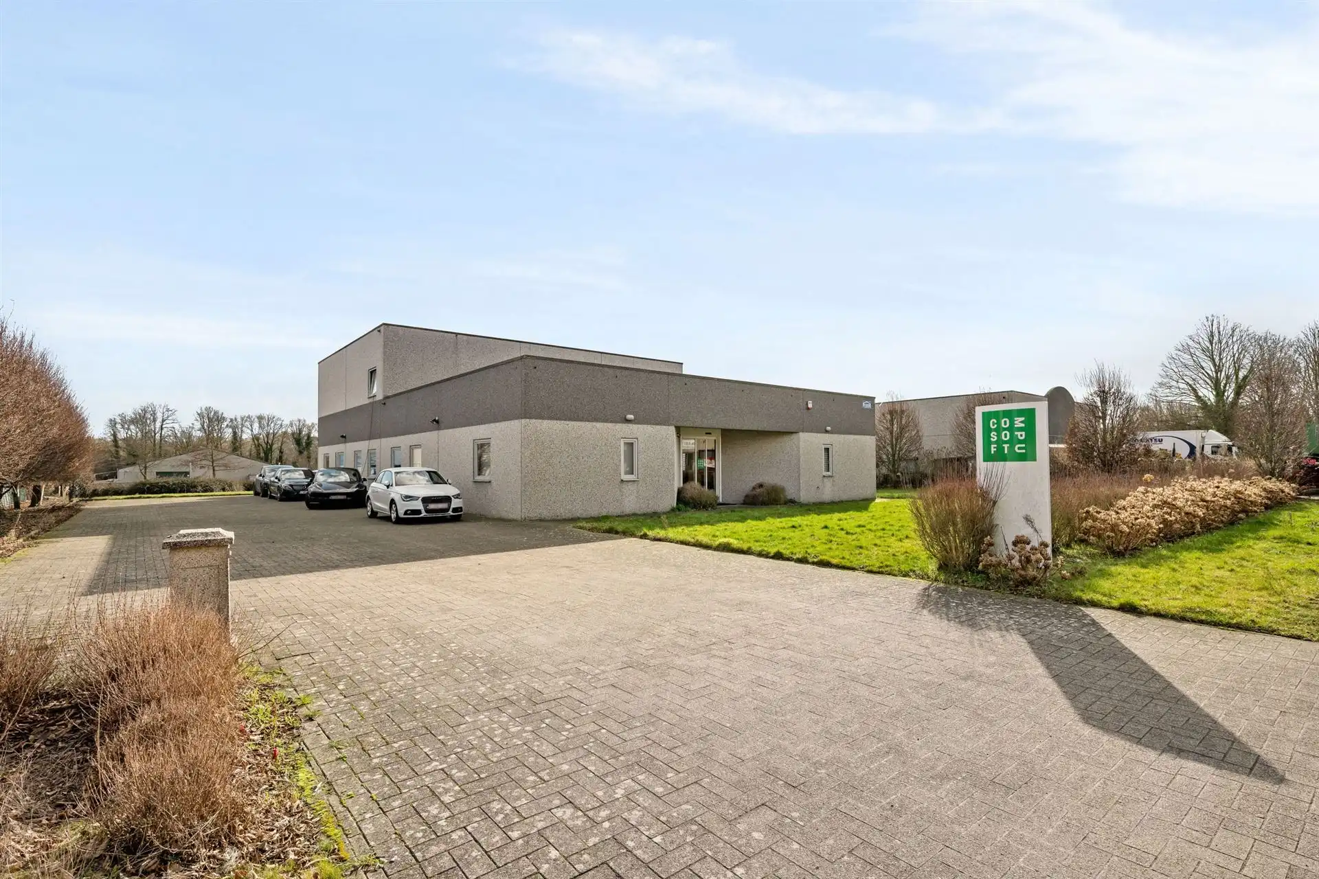 Topgelegen degelijk industriegebouw op 1980m2 foto 3