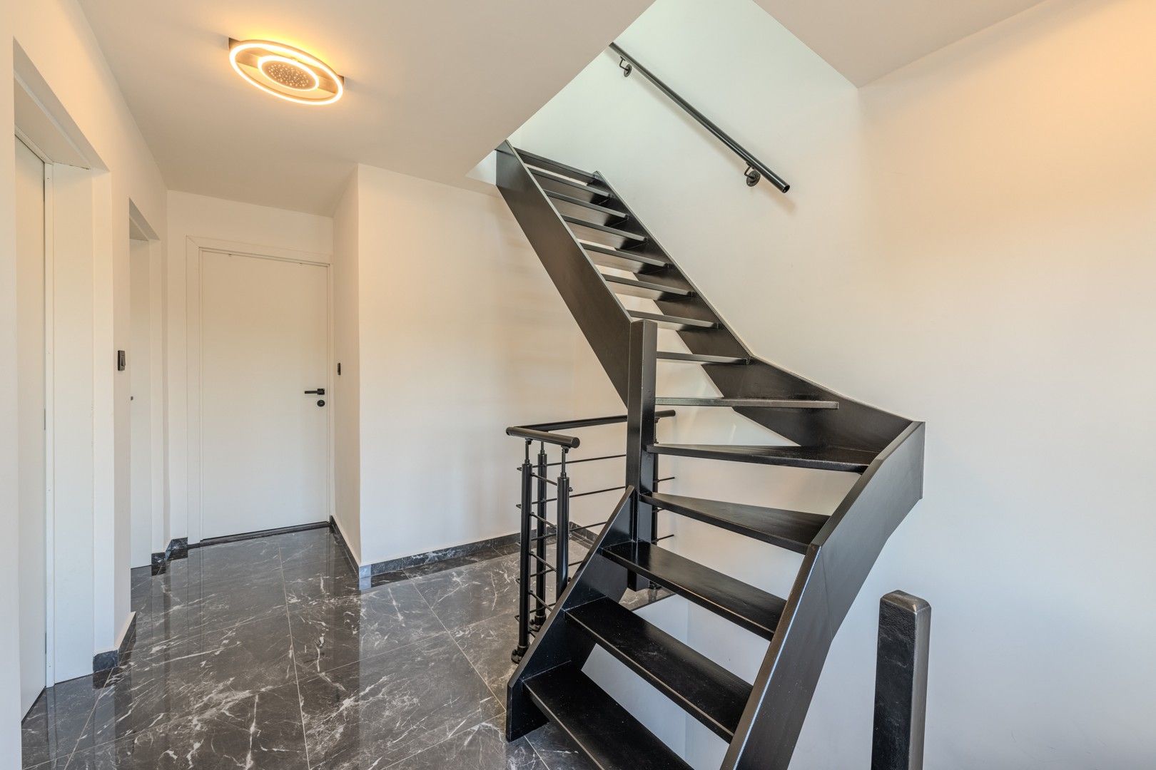 Ruime gerenoveerde woning foto 18