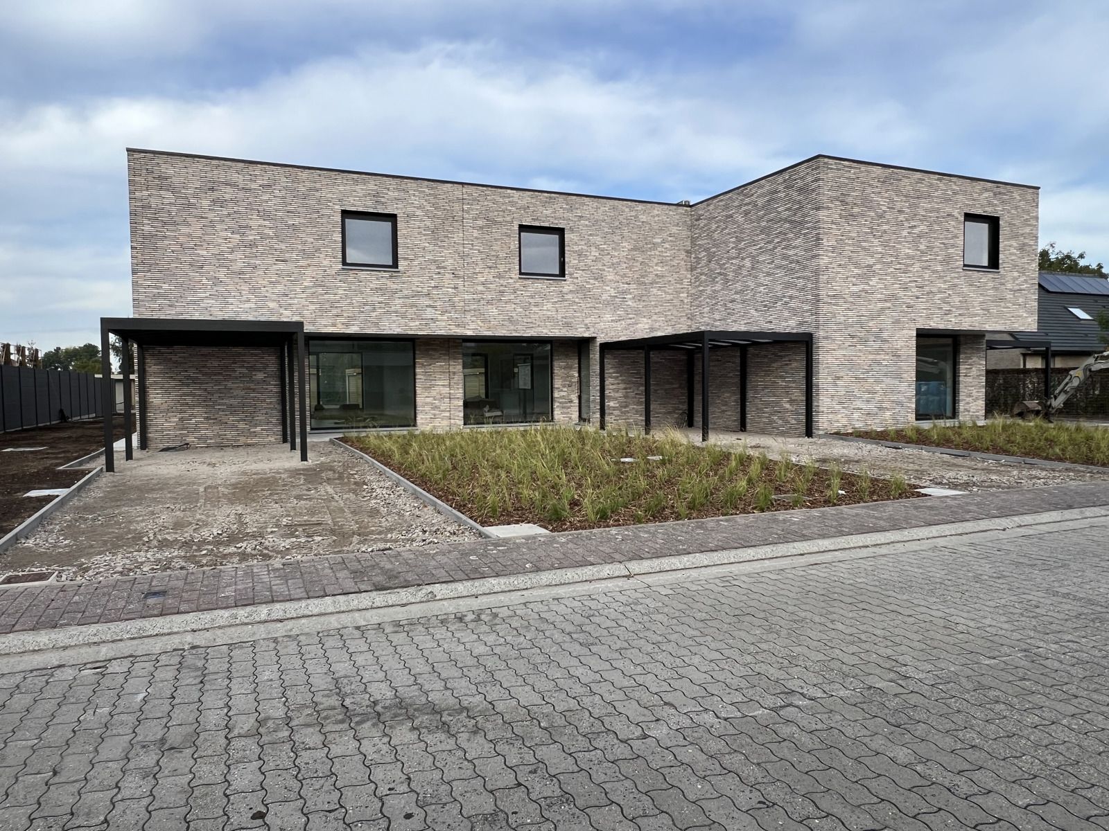 Te huur - Nieuwbouwwoning met  zonnige tuin en carport foto {{pictureIndex}}