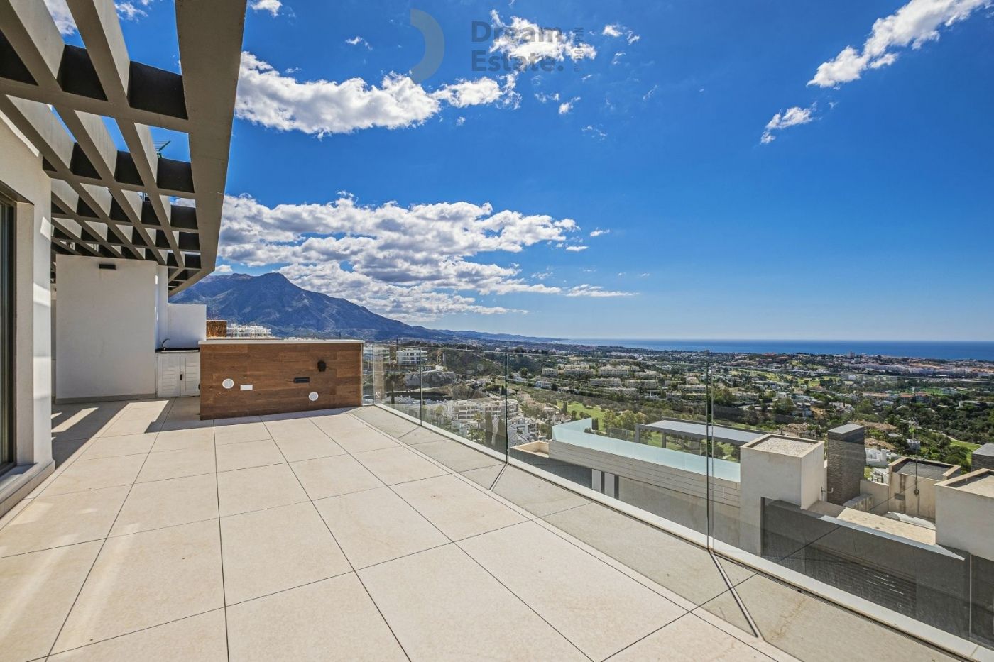 Instapklare woningen net boven La Quinta golf, Benahavis. foto {{pictureIndex}}