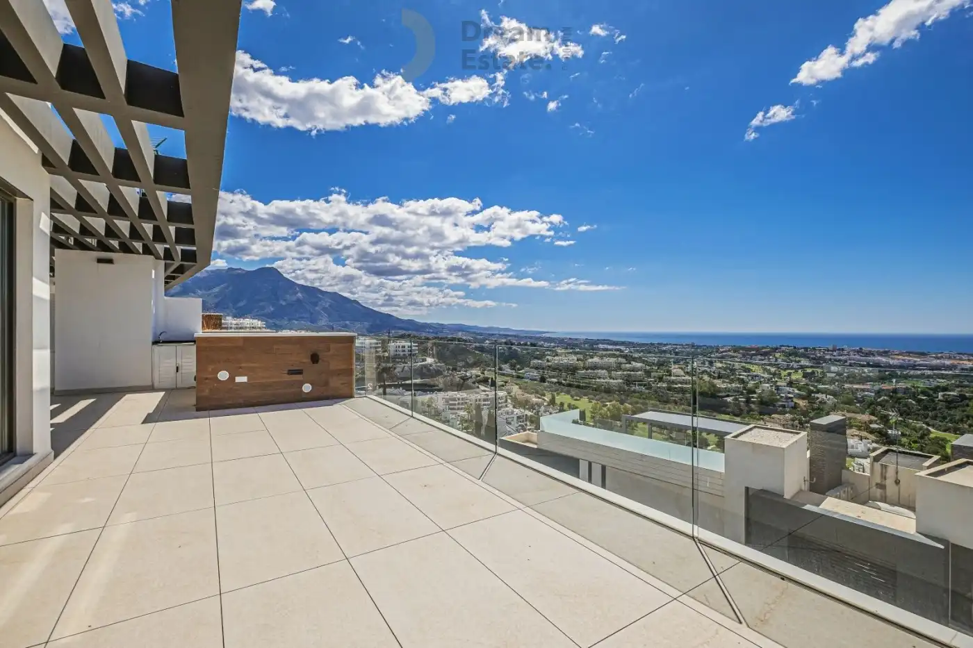 Instapklare woningen net boven La Quinta golf, Benahavis. foto {{pictureIndex}}