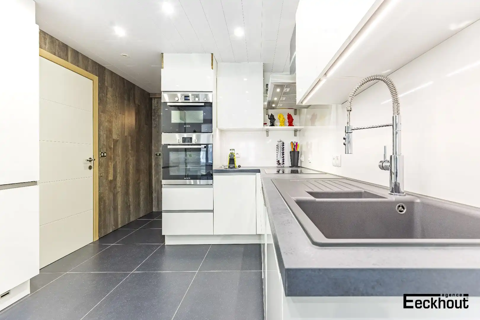 Instapklaar appartement op enkele passen van het strand! foto 8