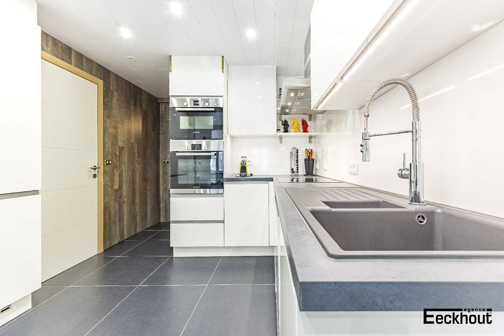 Instapklaar appartement op enkele passen van het strand! foto 8