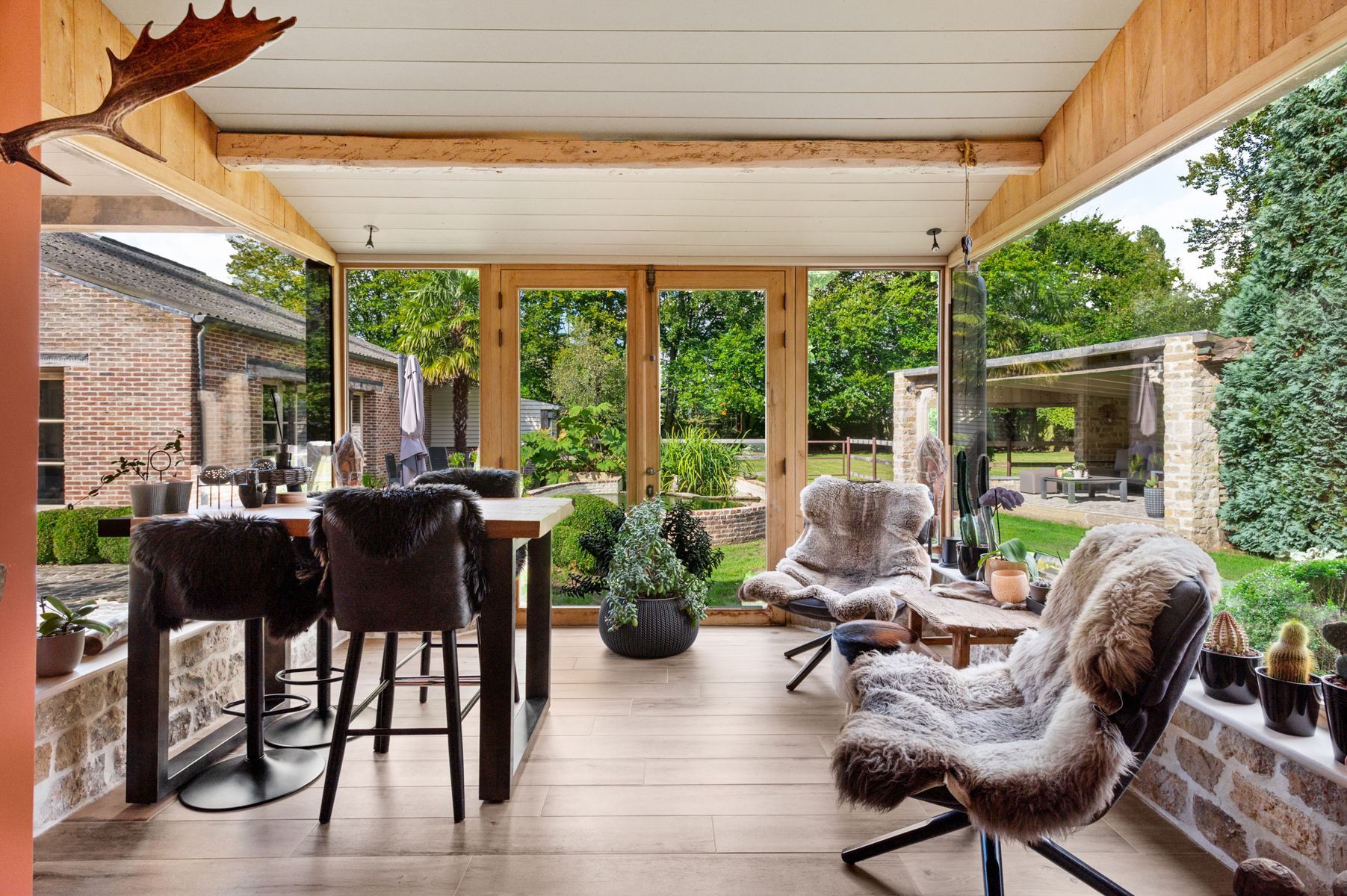 Gerenoveerde hoevewoning met praktijk en paardenstallen.  foto 19