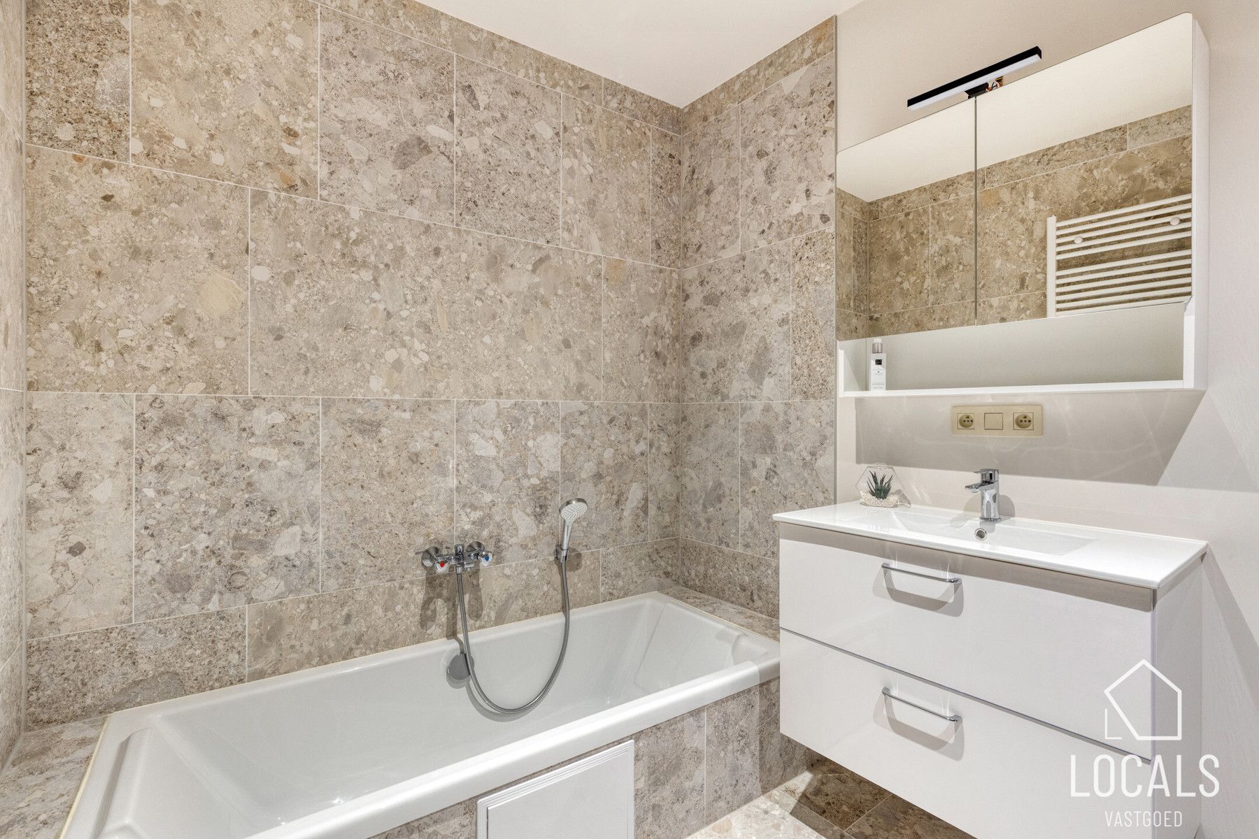 Instapklare parel met grote garage – totaalrenovatie 2024 foto 11