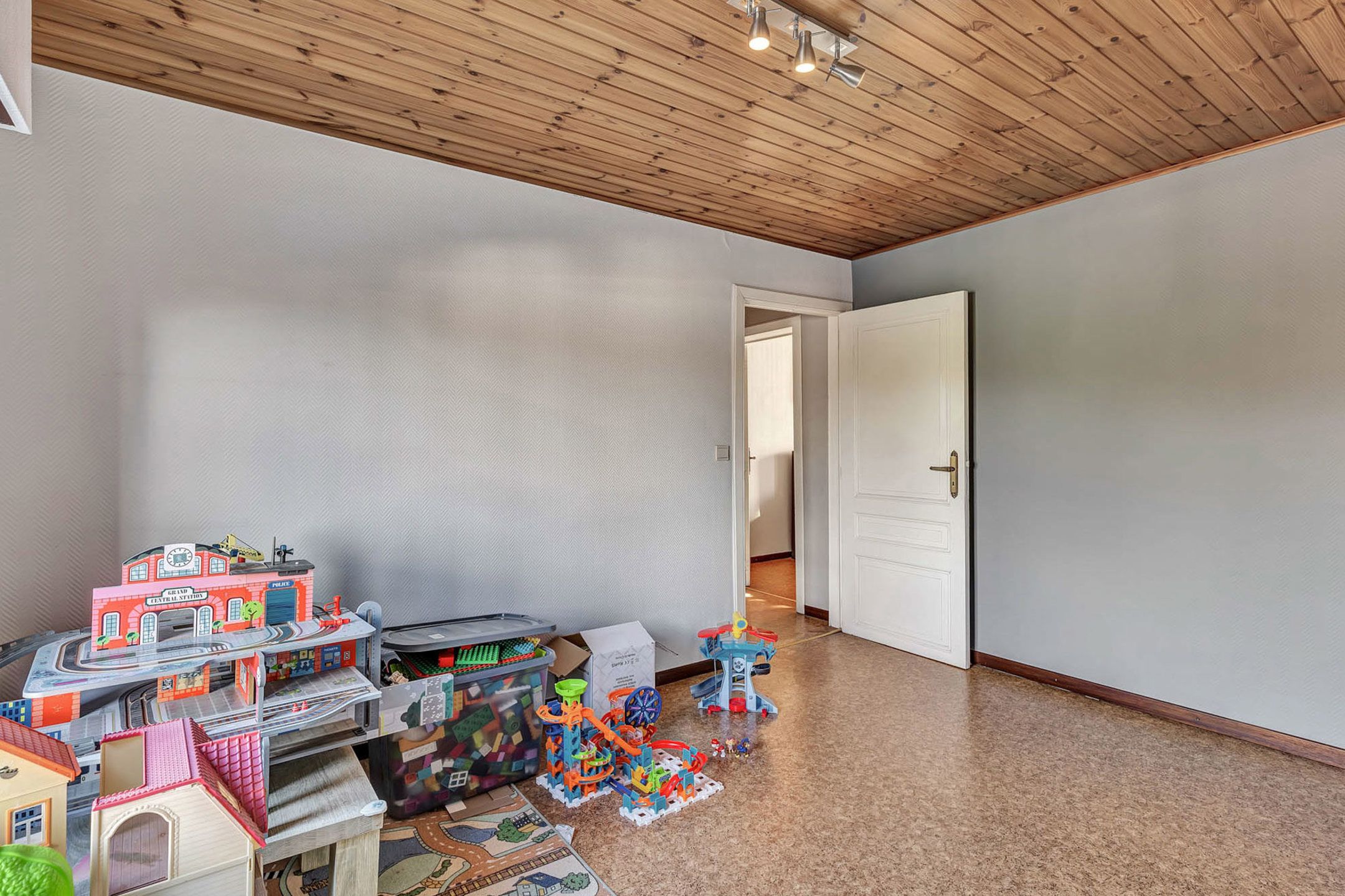 Ruime rijwoning met garage nabij centrum Deinze foto 8