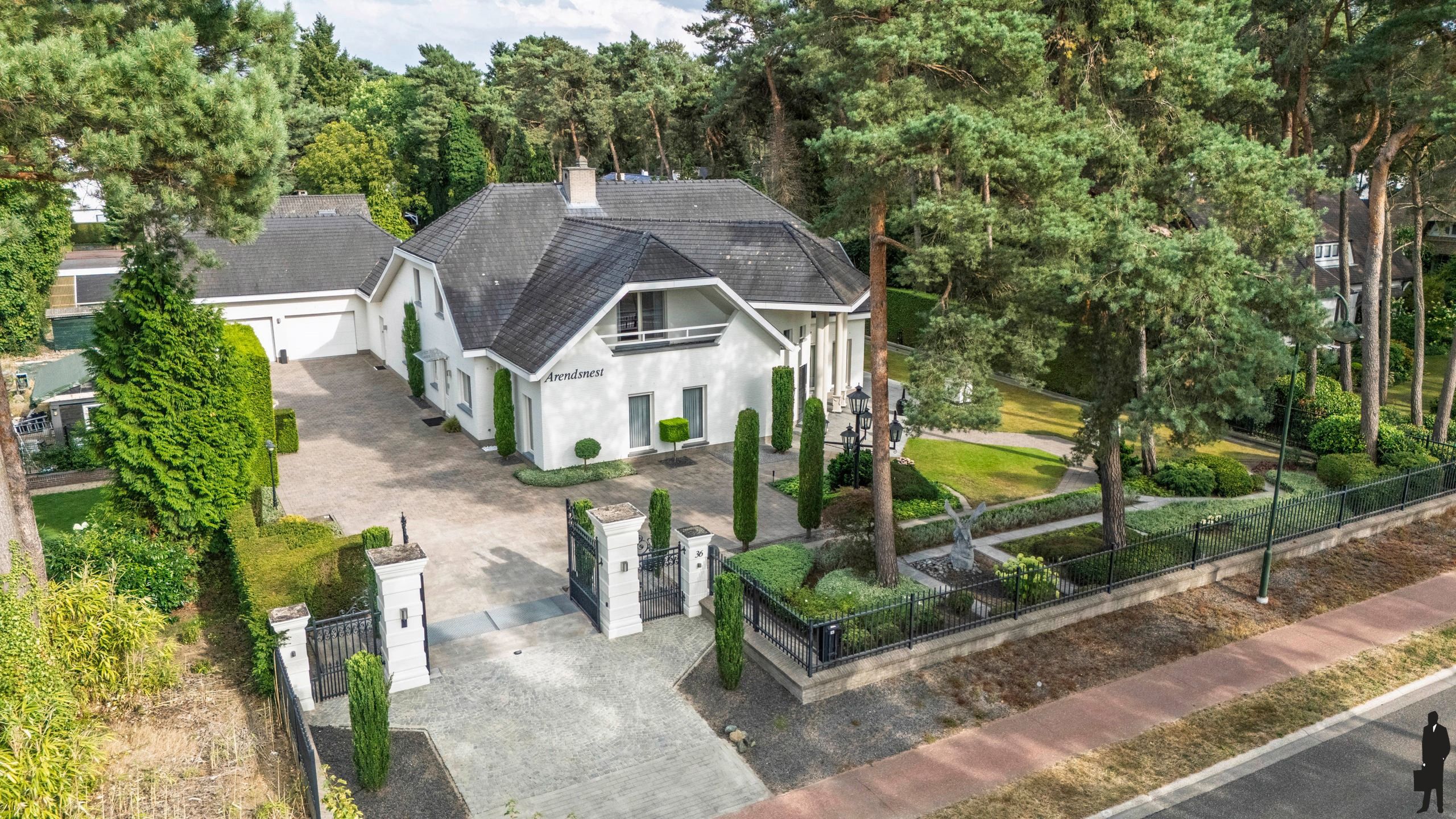 Riante villa (maar liefst 454m² woonopp.) vlakbij Nederland foto 3