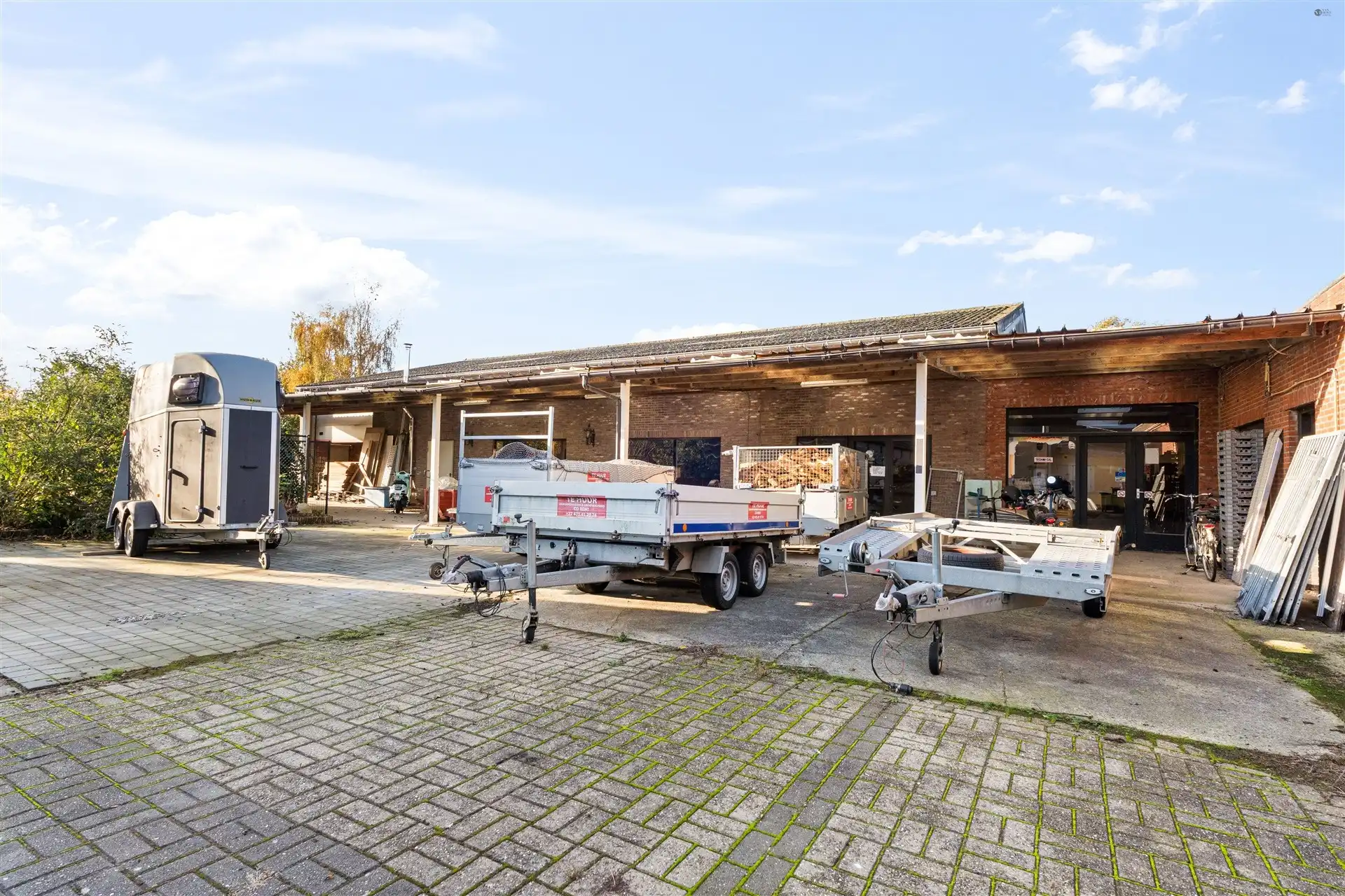 Grote grond met 2 woningen en magazijn van 700m² foto 2