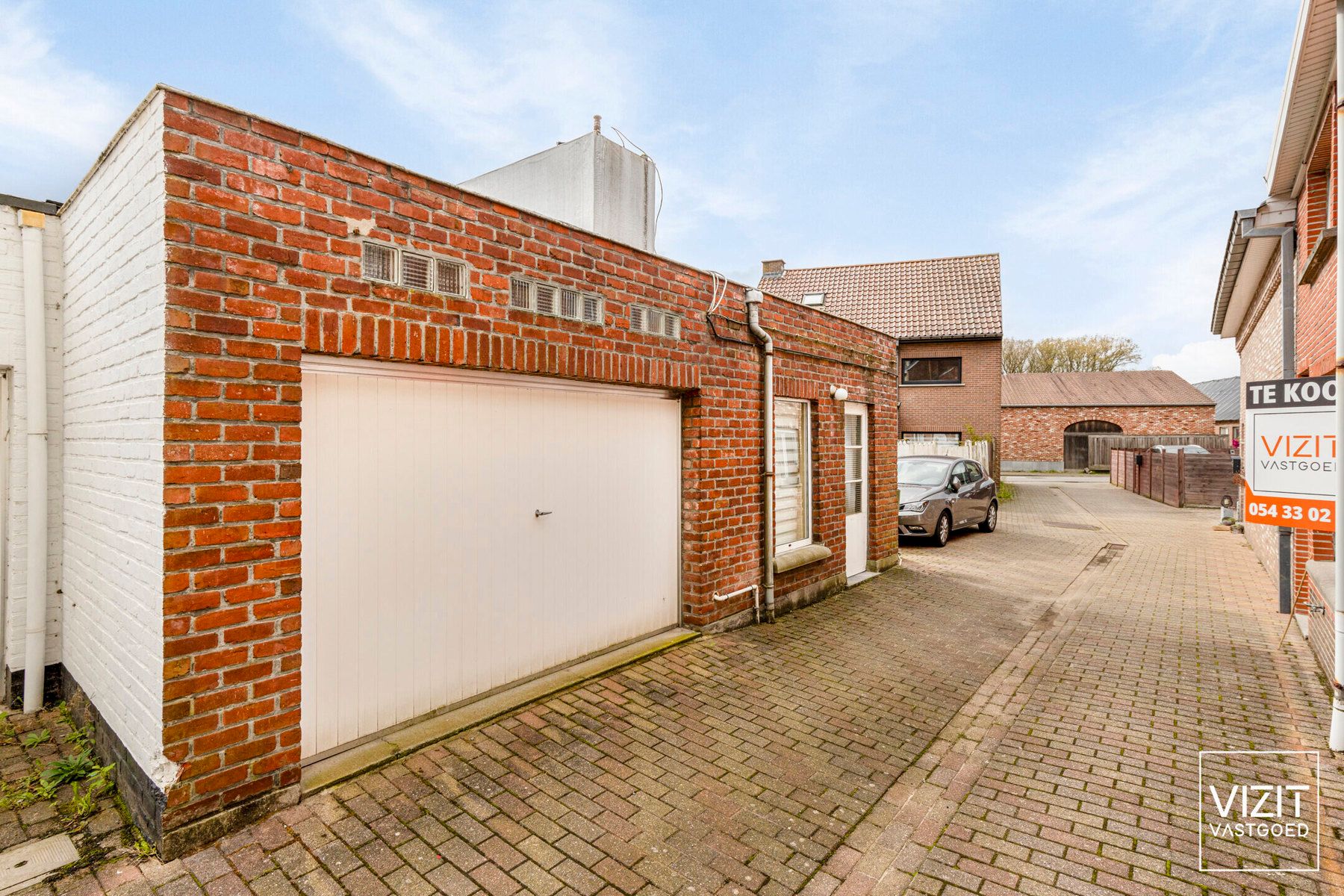 Volledig te renoveren woonhuis met garage foto 2