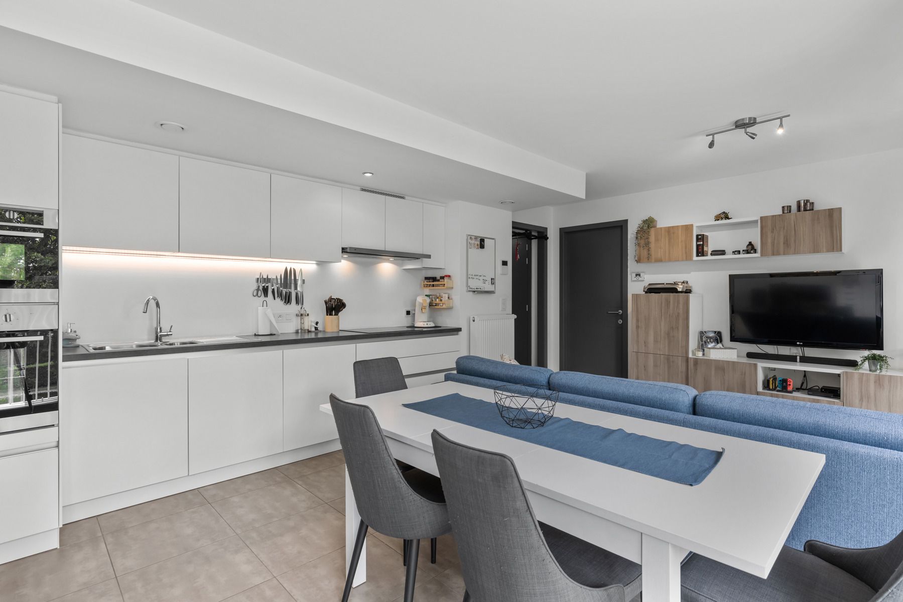 Modern 1-slpk. appartement met terras en parking foto 6