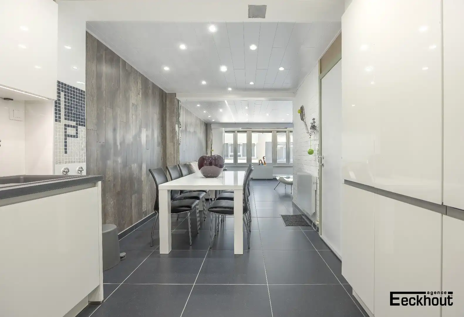 Instapklaar appartement op enkele passen van het strand! foto 6