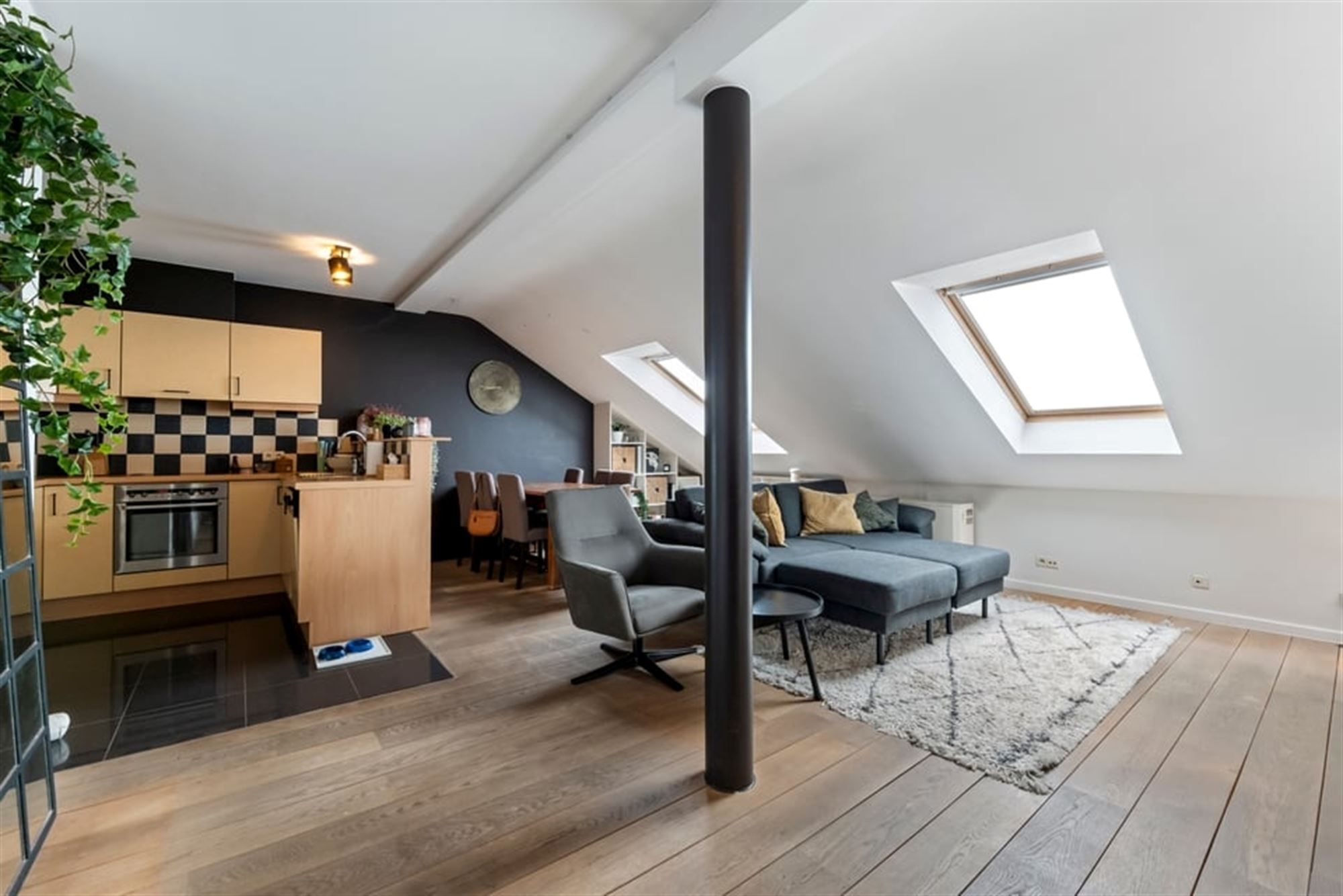 GEZELLIG 2 SLK APPARTEMENT MET STAANPLAATS IN HET CENTRUM VAN SINT-TRUIDEN  foto 2
