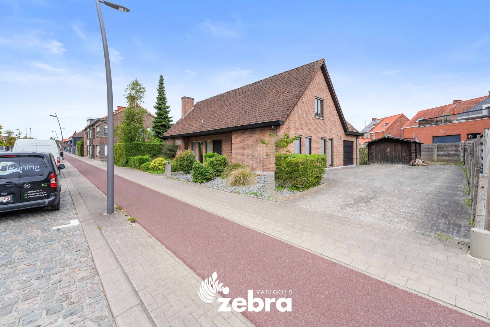Op te frissen alleenstaande woning met vier of meer slaapkamers & garage te Roeselare! foto 2