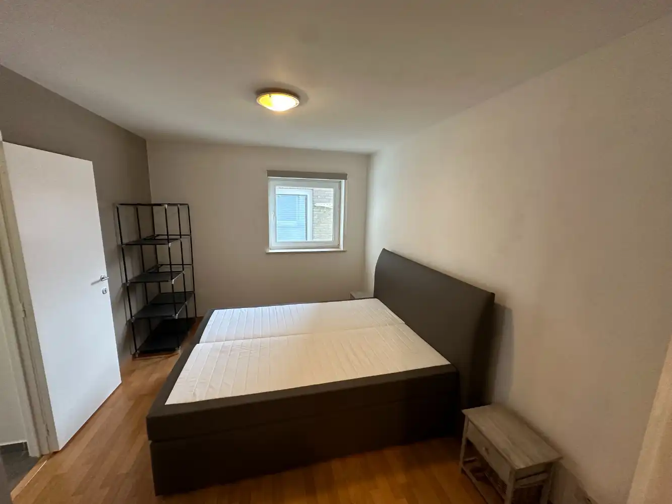 Modern gemeubeld appartement met één slaapkamer en terras in een residentiële wijk. foto 7