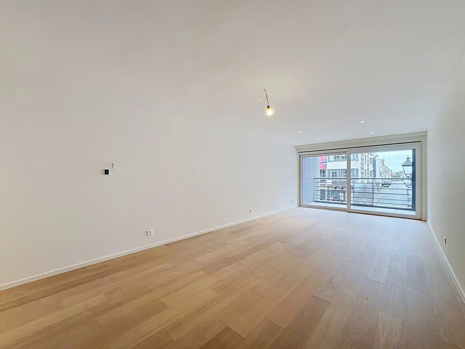 Exclusief gerenoveerd en energiezuinig app. met 2 slpks, 2 badks én ZUIDger. terras! foto {{pictureIndex}}