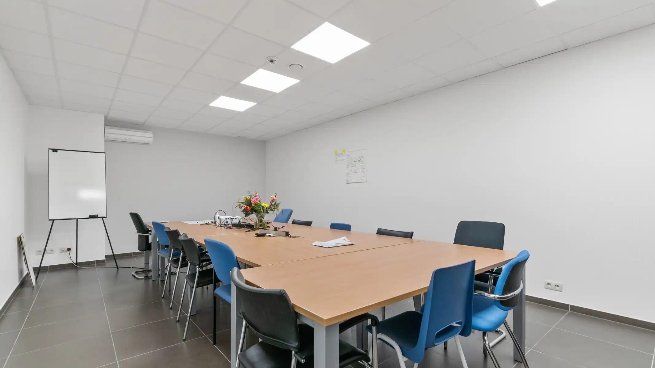 Volledig uitgerust distributiecentrum in nieuwbouwstaat foto 21