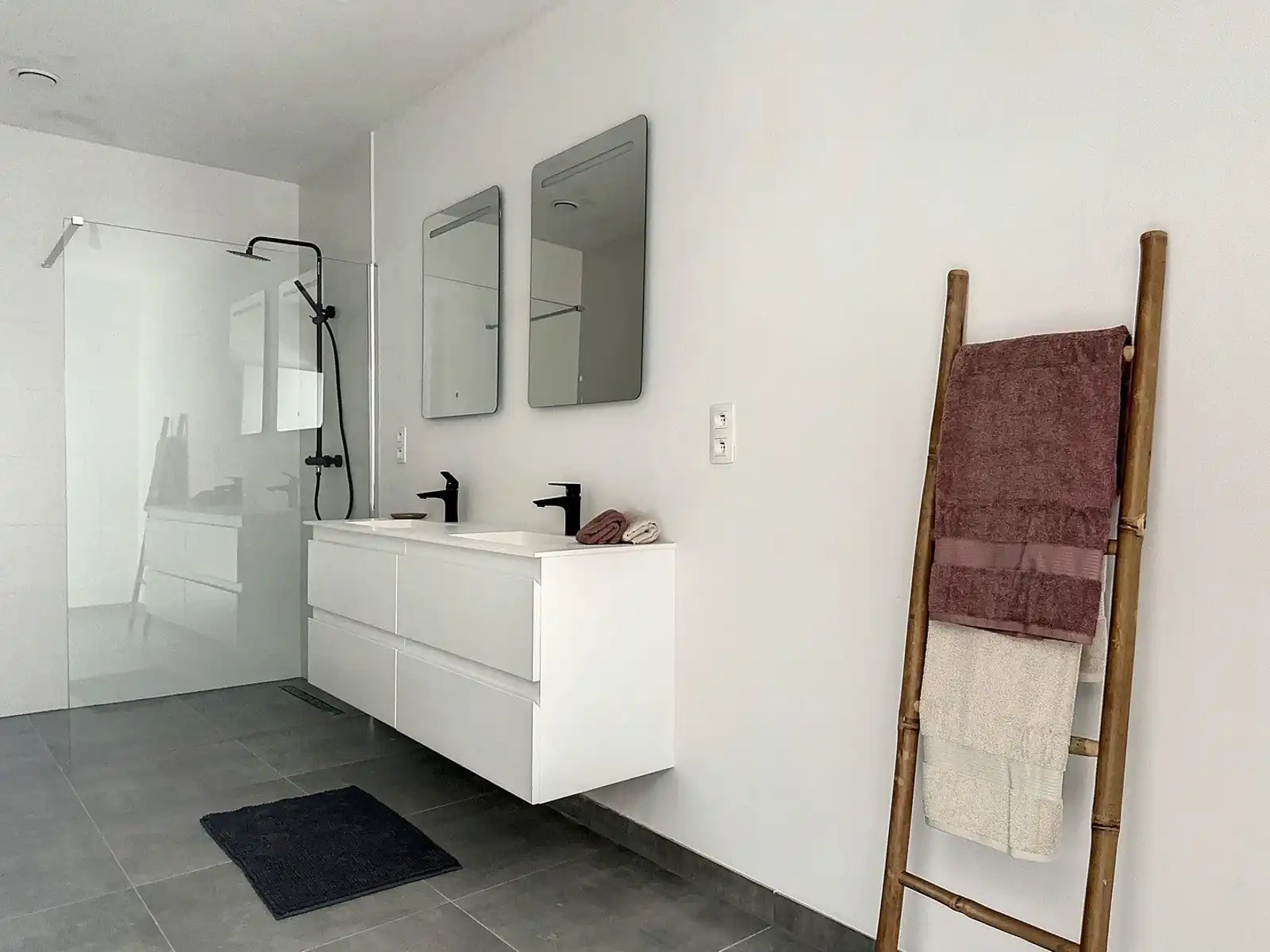 Instapklaar appartement met ruim terras foto 9