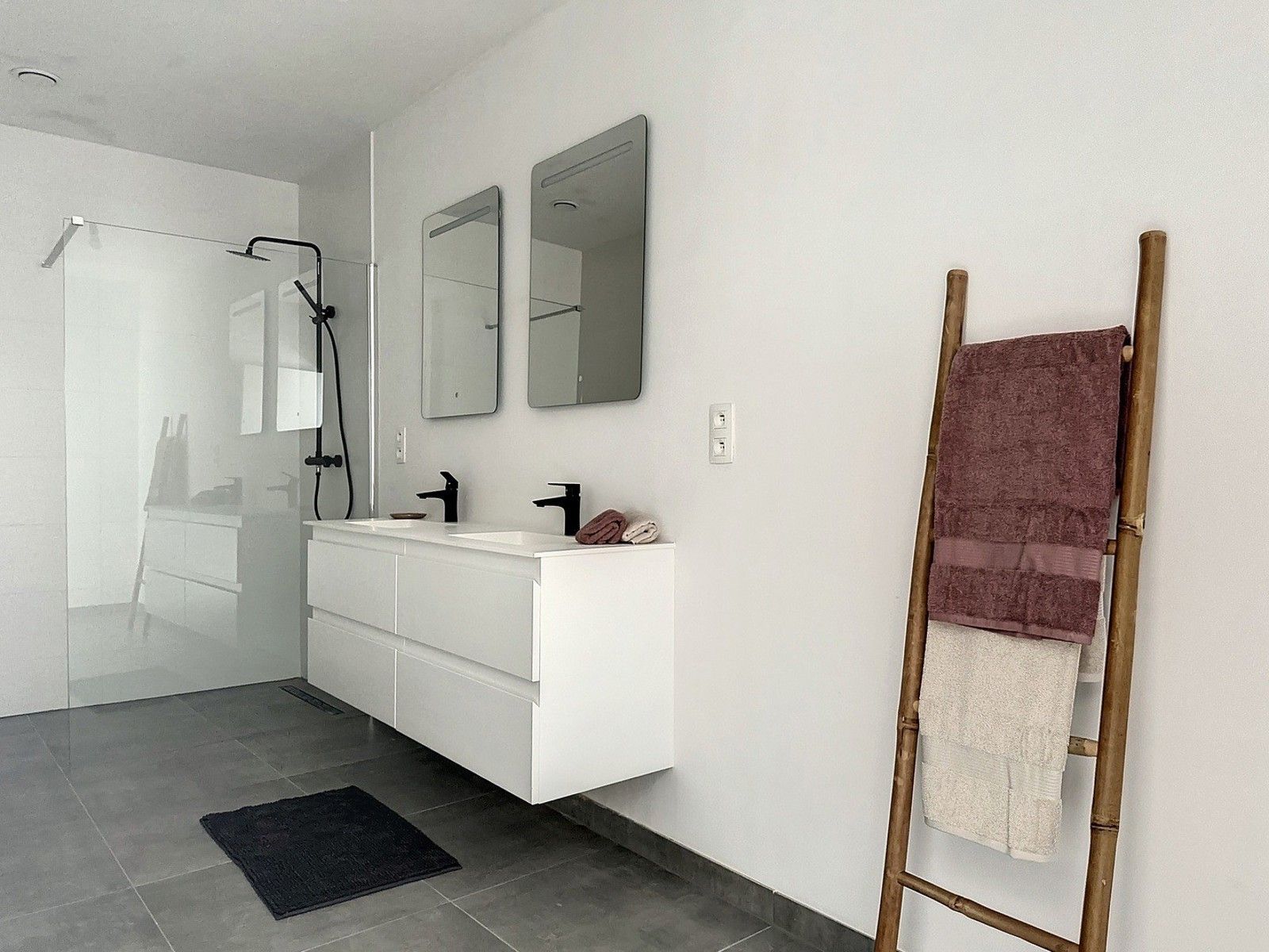 Instapklaar appartement met ruim terras foto 9