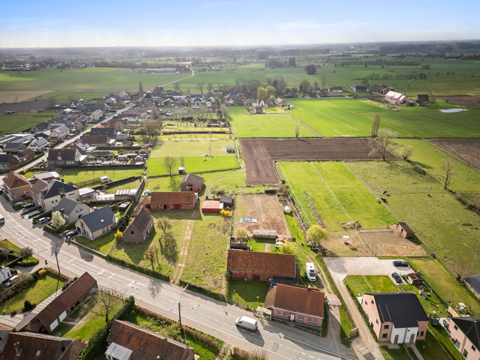 Hoeve met bijgebouwen op circa 1,2 ha foto 5