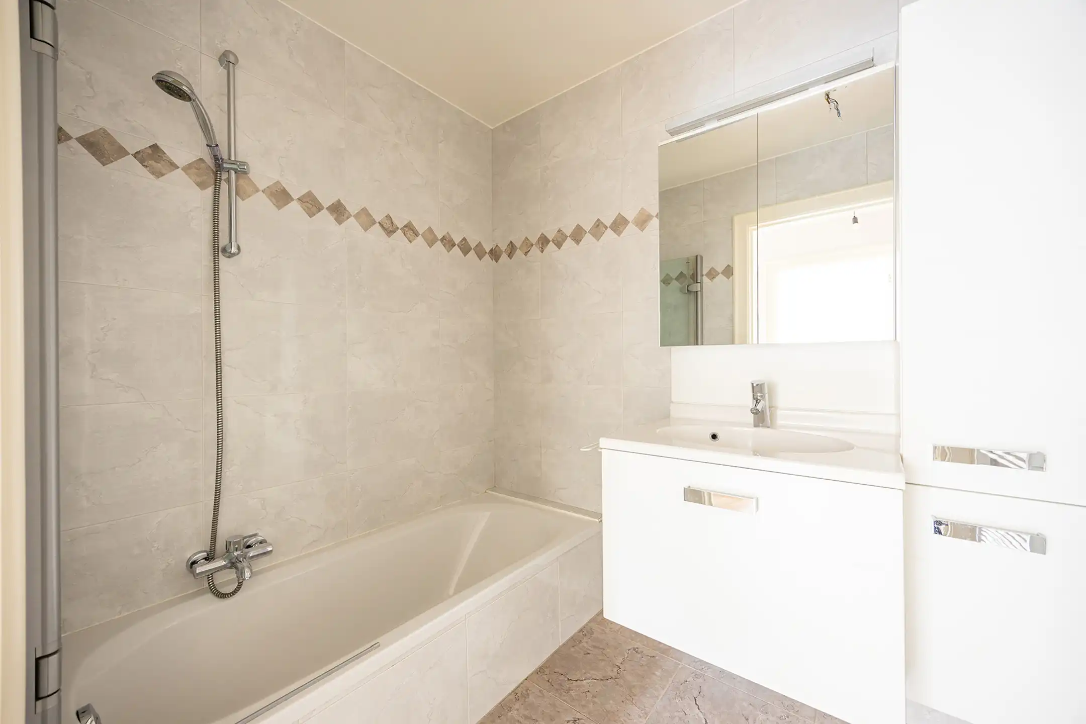 Glv 2-slaapkamer app met ruim terras en autostaanplaats. foto 11