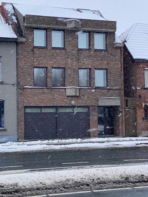 Building met praktijkruimte en 2 appartementen op commerciële locatie foto {{pictureIndex}}