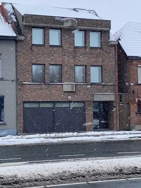 Building met praktijkruimte en 2 appartementen op commerciële locatie foto {{pictureIndex}}