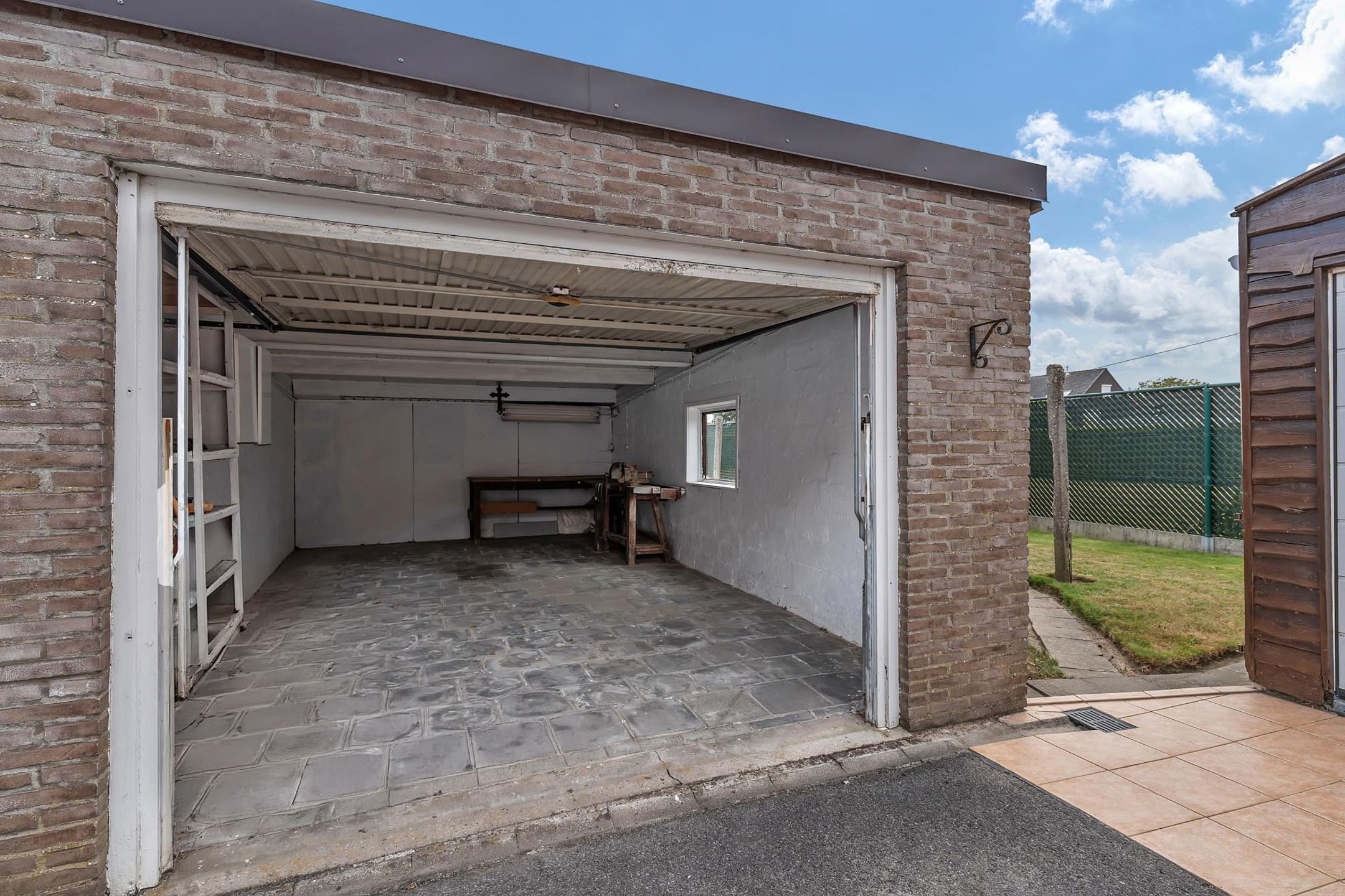 Ruime en deels vernieuwde halfopen bebouwing te Deinze foto 12