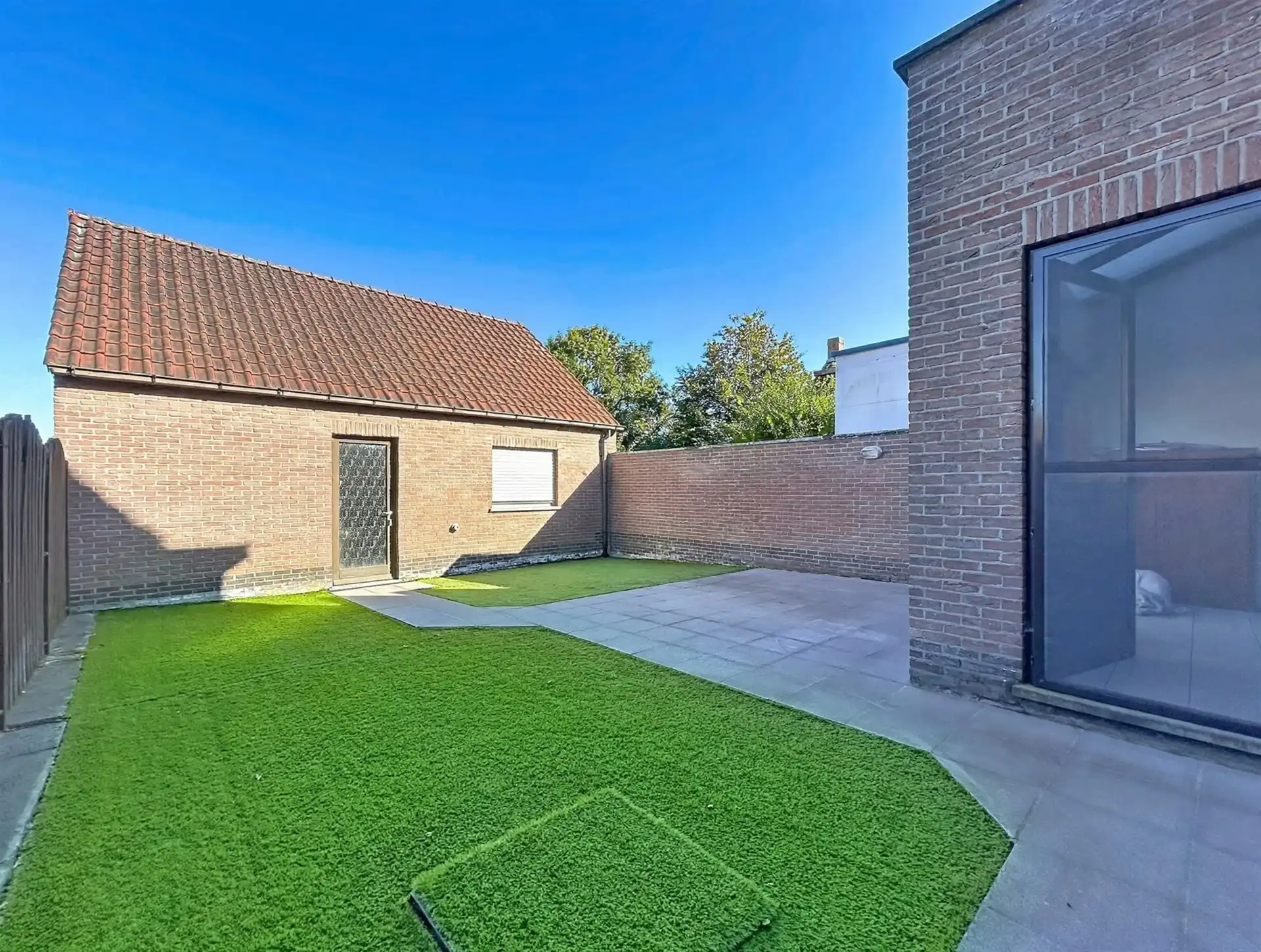 Gezinswoning met handelsruimte en  dubbele garage op toplocatie foto 17