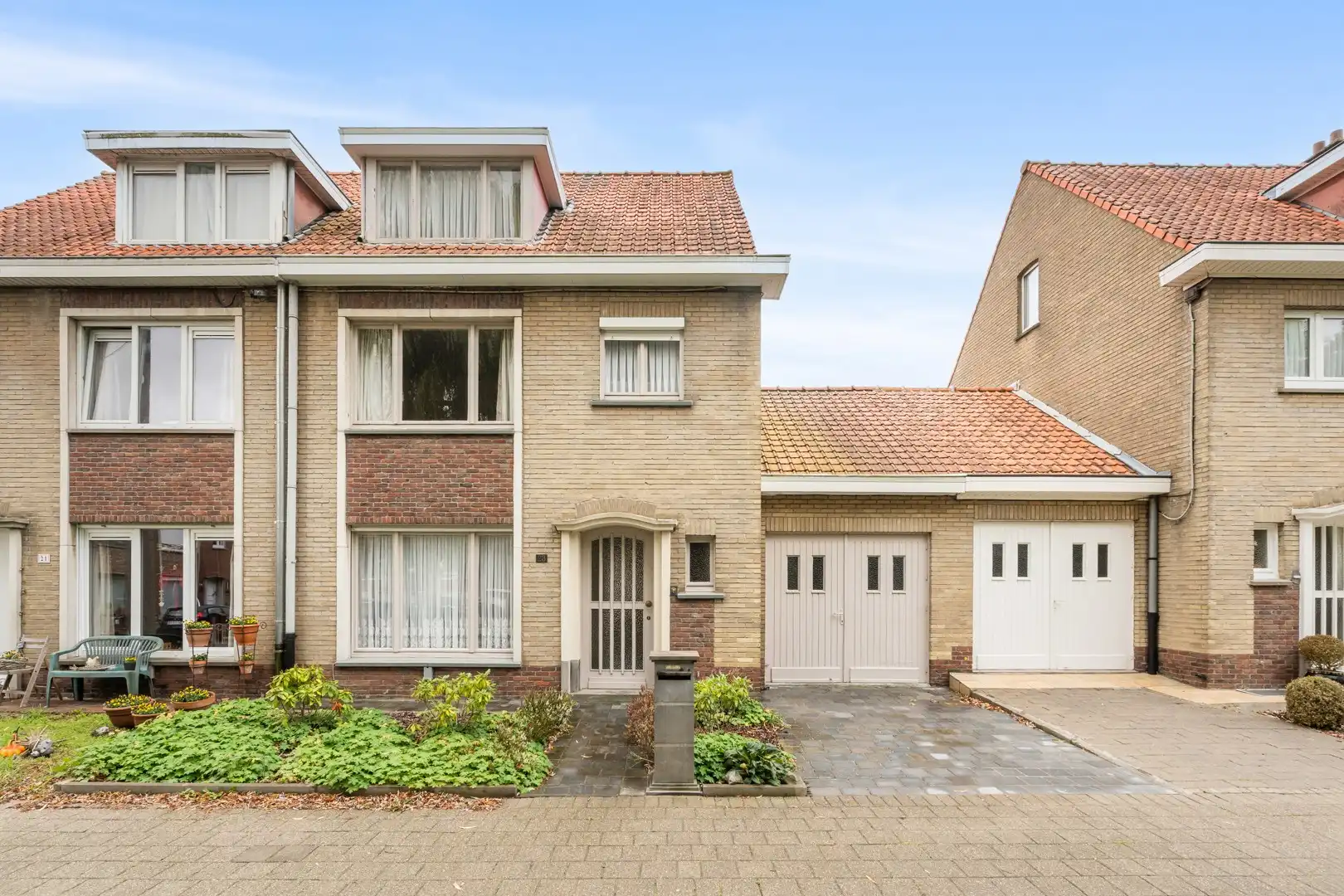 Zeer ruime kloeke woning met grote tuin! foto 36