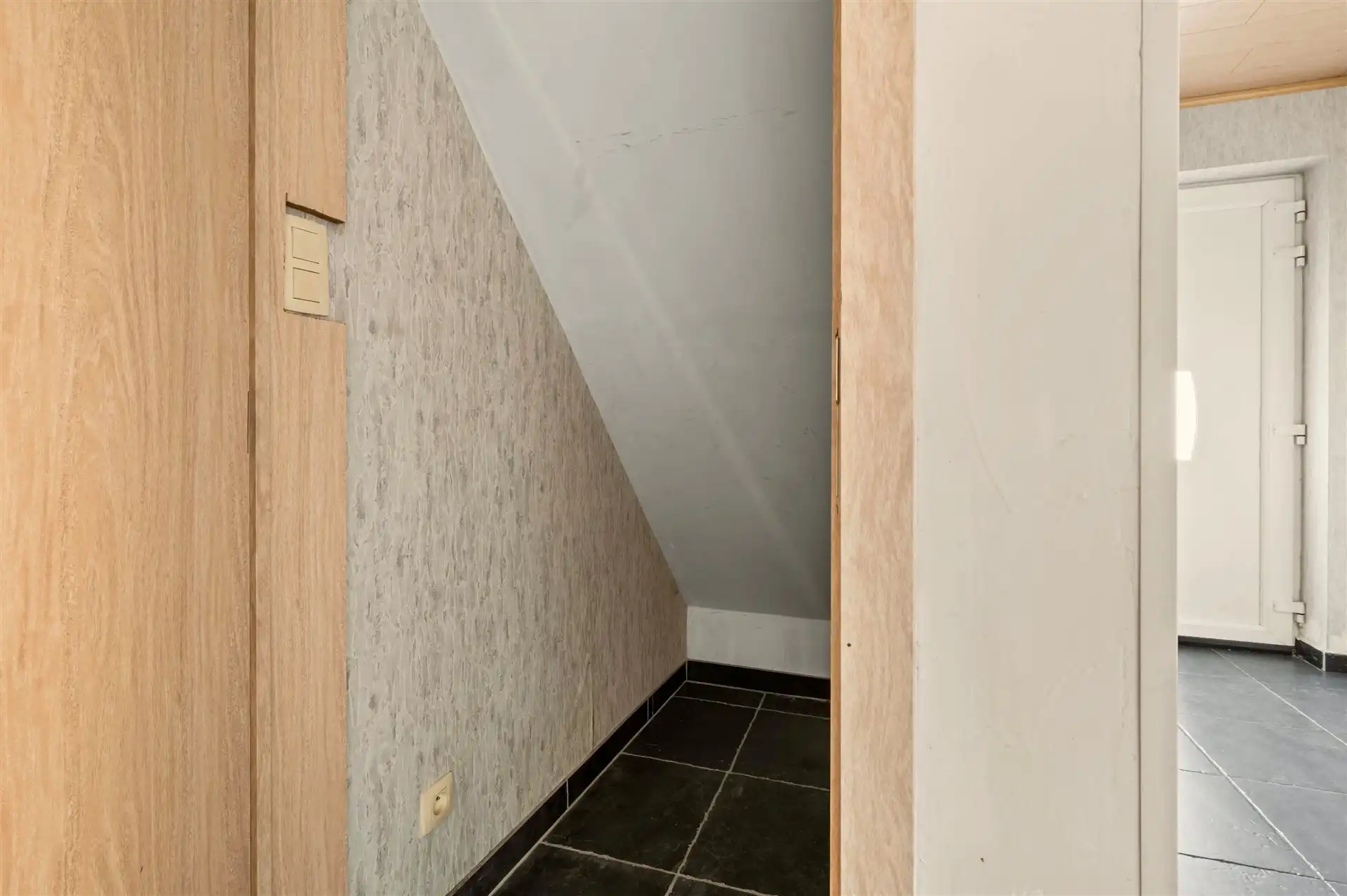 Knappe, ruime instapklare woning met 4 slpks, 2 bdks en tuin foto 4
