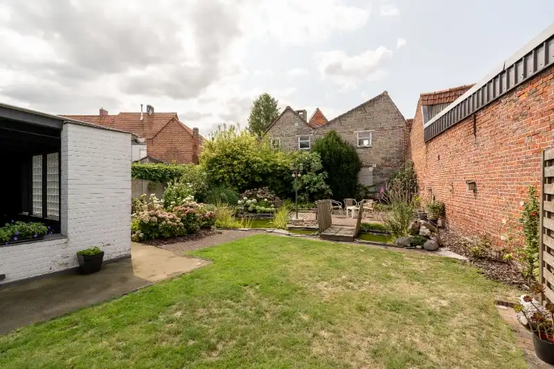 Woning met brede oprit en dubbele garage foto 29