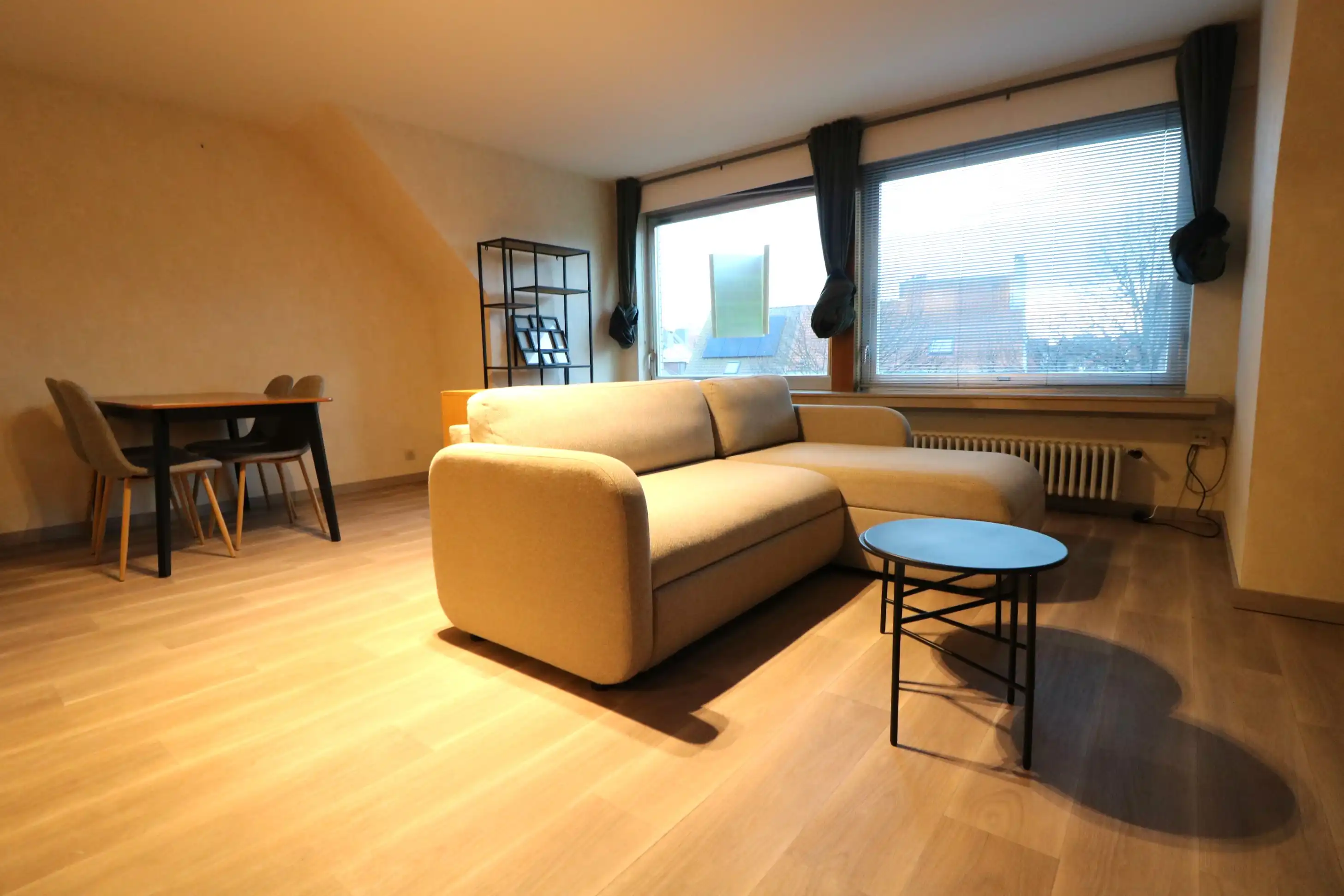 Centraal gelegen éénslaapkamerappartement met terras achteraan.  foto {{pictureIndex}}