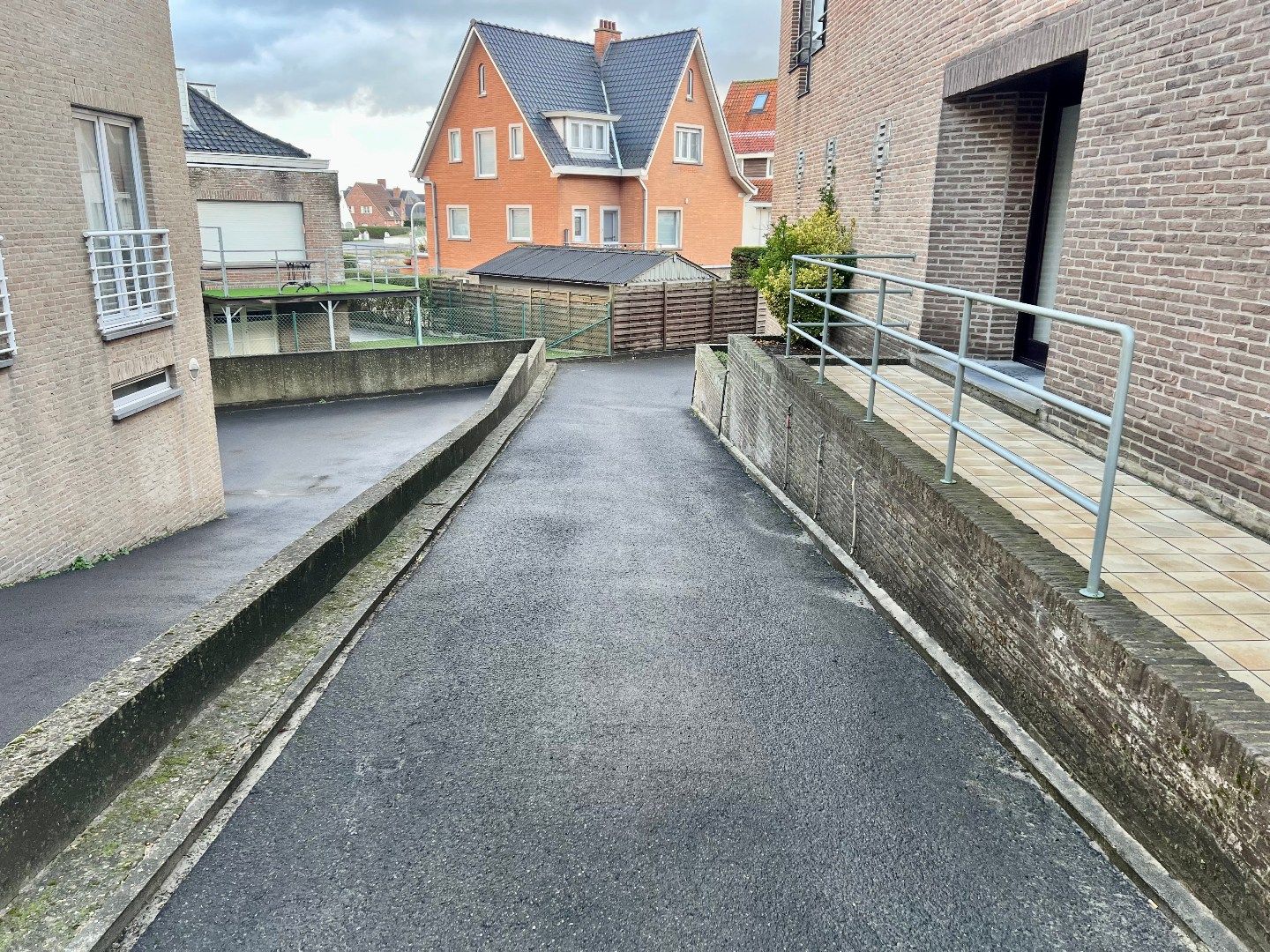 Garage vlakbij Zeedijk foto 2