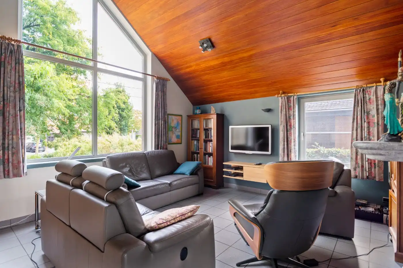 Vrijstaande architectenwoning met 5 slpk., atelier en dubbele garage op ruim perceel met zicht op de velden foto 6