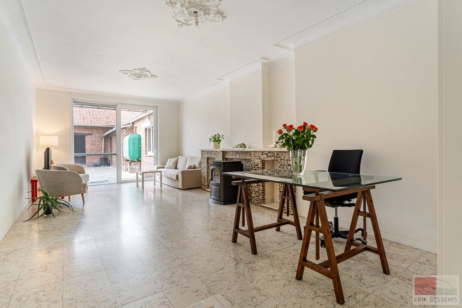 Gedeeltelijk gerenoveerde (vierkants)hoeve, met een potentieel woonoppervlakte van 547m² gelegen op een perceel van 1366m². foto 9