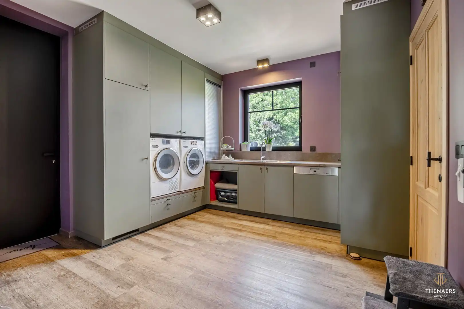 Exclusieve en bijzonder energiezuinige woning met 332 m² woonoppervlakte, vier autostaanplaatsen en verwarmd zwembad. foto 19