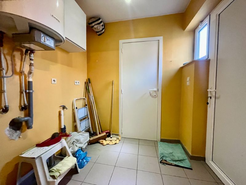 RIJWONING MET TUINTJE EN GARAGE GELEGEN IN DE DORPSKERN VAN SLEIDINGE foto 8