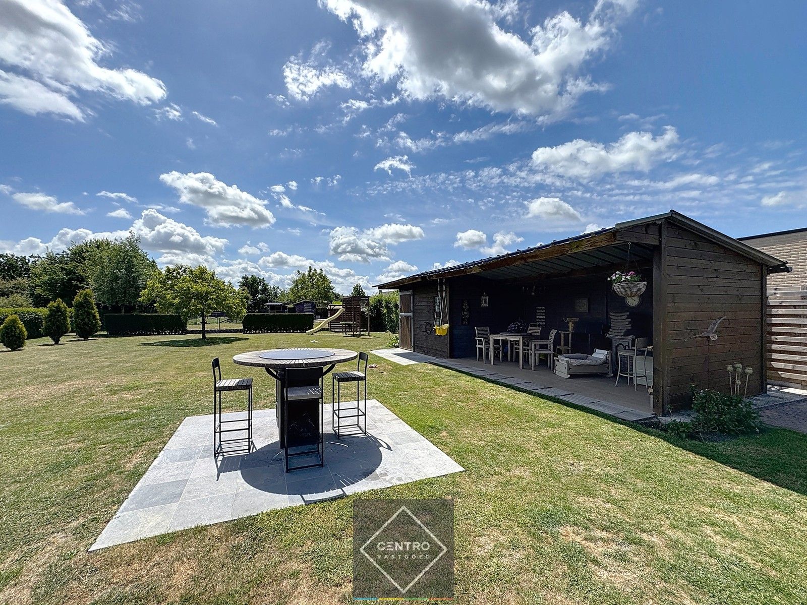 Instapklare VILLA met 5 slpkms, dubbele garage en een ruime aangelegd tuin met terrassen en bijgebouwen in een rustige omgeving te Zuienkerke! foto 18