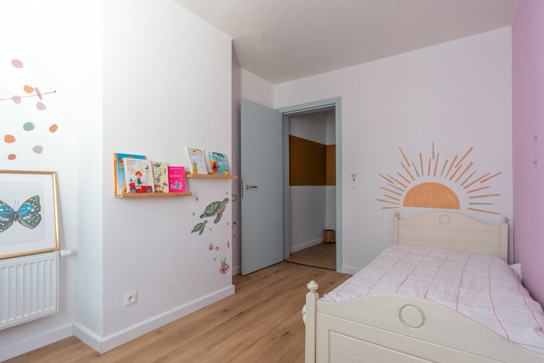 Recent gerenoveerde woning met 4 slpks en zij-ingang! foto 21