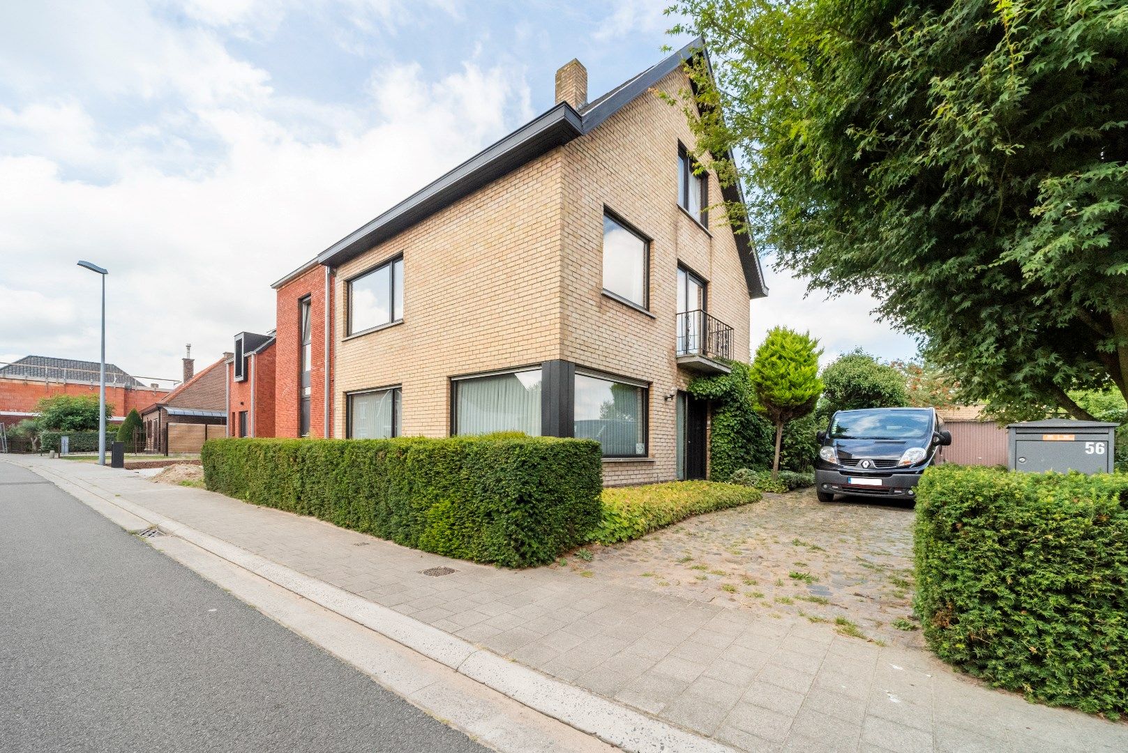 Ruime halfopen woning met prachtige tuin in Sijsele! foto {{pictureIndex}}