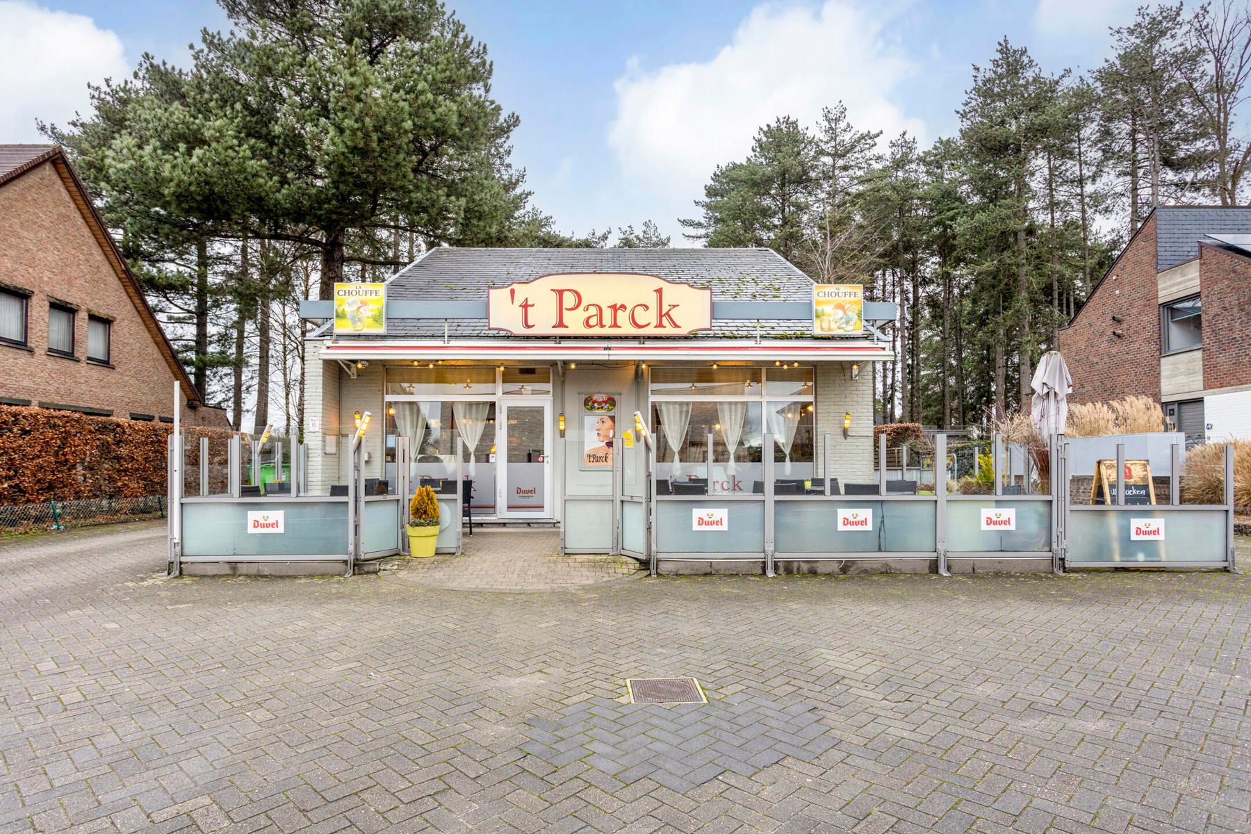 Ruim handelspand + 2 vakantiewoningen. foto {{pictureIndex}}