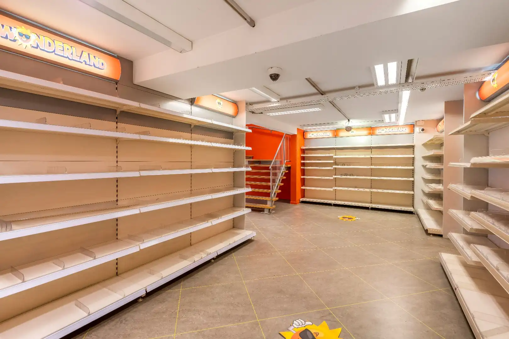 Uitstekend gelegen handelspand te huur op de Lippenslaan in Knokke, met een uitzonderlijke gevelbreedte van 12 meter. foto 4